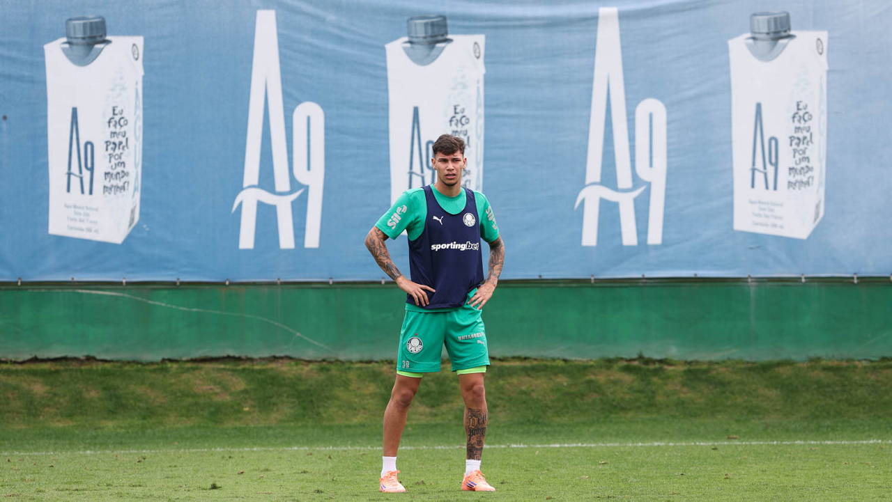 Promessa do Palmeiras se inspira em ídolo e expressa emoções após estreia profissional