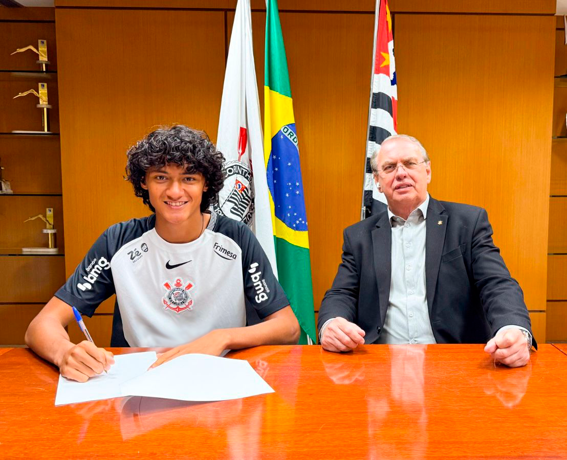 Corinthians oficializa aditivo contratual e sela futuro de promissor zagueiro do sub-17