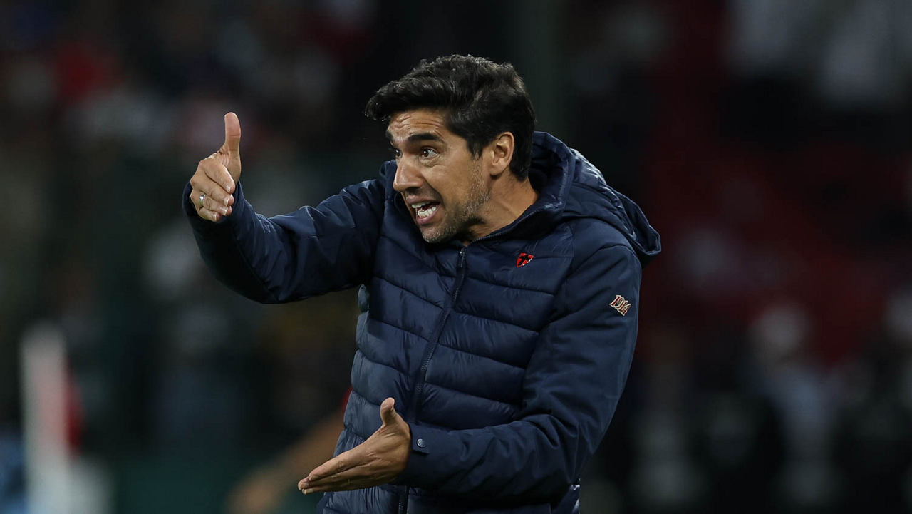 Abel Ferreira enfrenta dilema decisivo: futuro do Palmeiras pode ser definido nesta semana