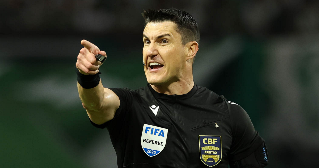 Polêmica em campo: VAR avalia lance discutido entre Gustavo Gómez e Wanderson no duelo Palmeiras x Cruzeiro