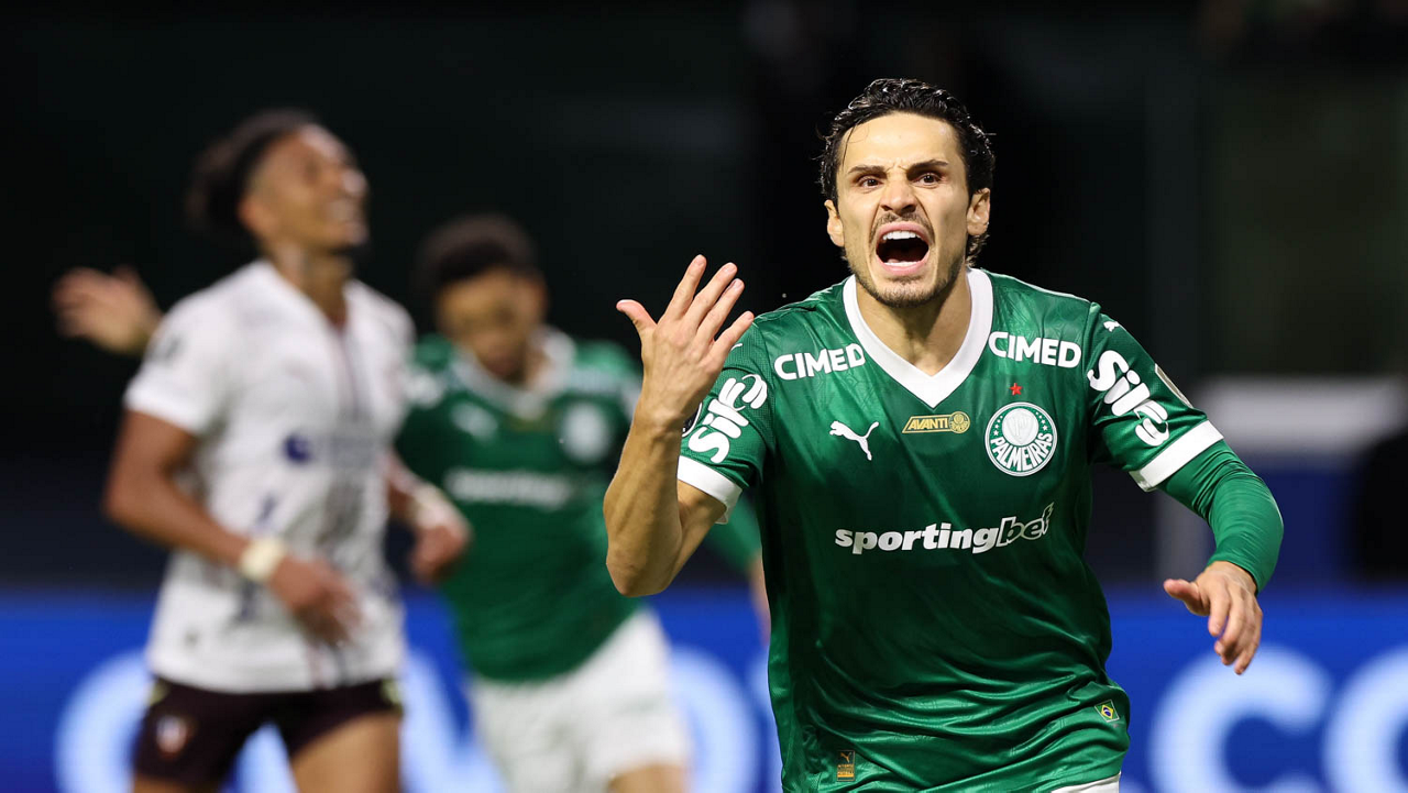 Raphael Veiga dispara, e um gol o separa do título de maior artilheiro do Palmeiras na Libertadores