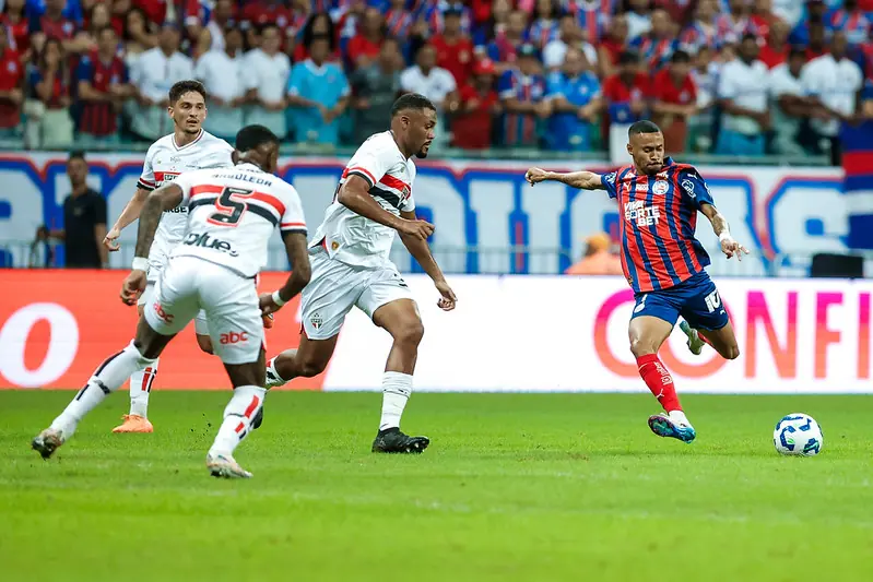 Bahia e São Paulo se enfrentando em duelo pelo primeiro turno do Brasileirão 2025, na Arena Fonte Nova.