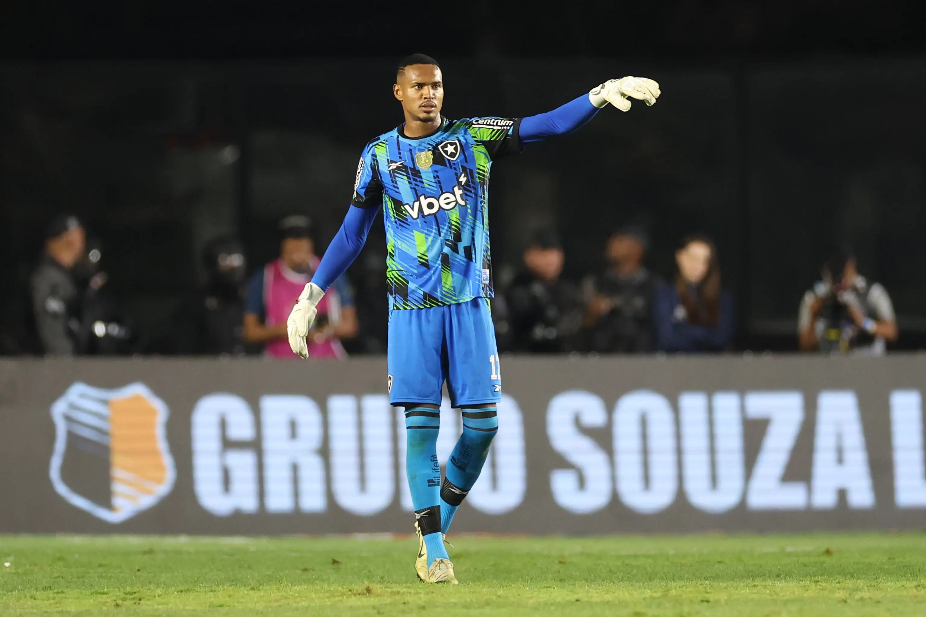 John, ex-Botafogo e atual Nottingham Forest, é convocado para substituir Ederson na Seleção