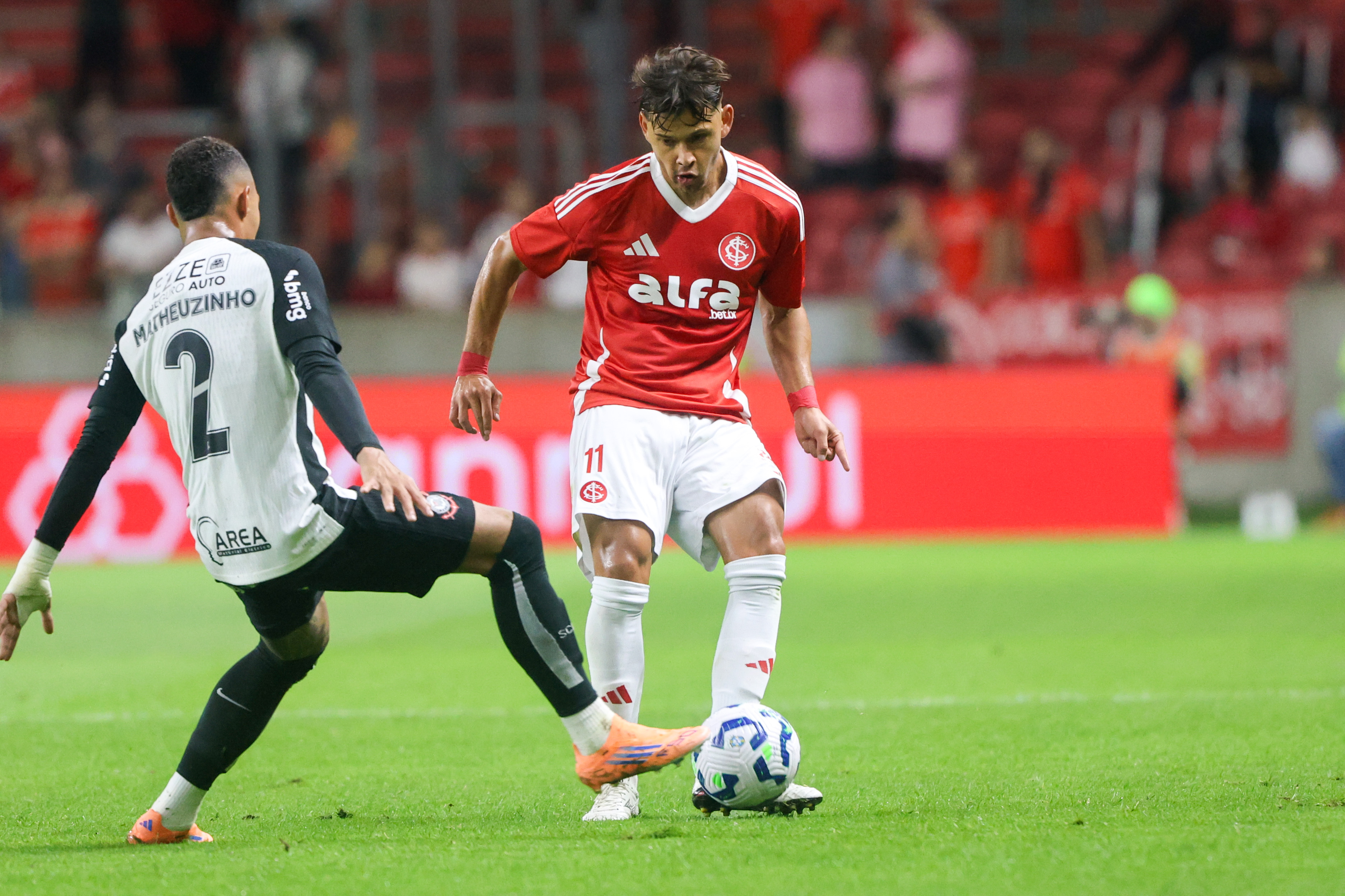 Corinthians cede empate ao Inter em jogo marcado por pênalti controverso