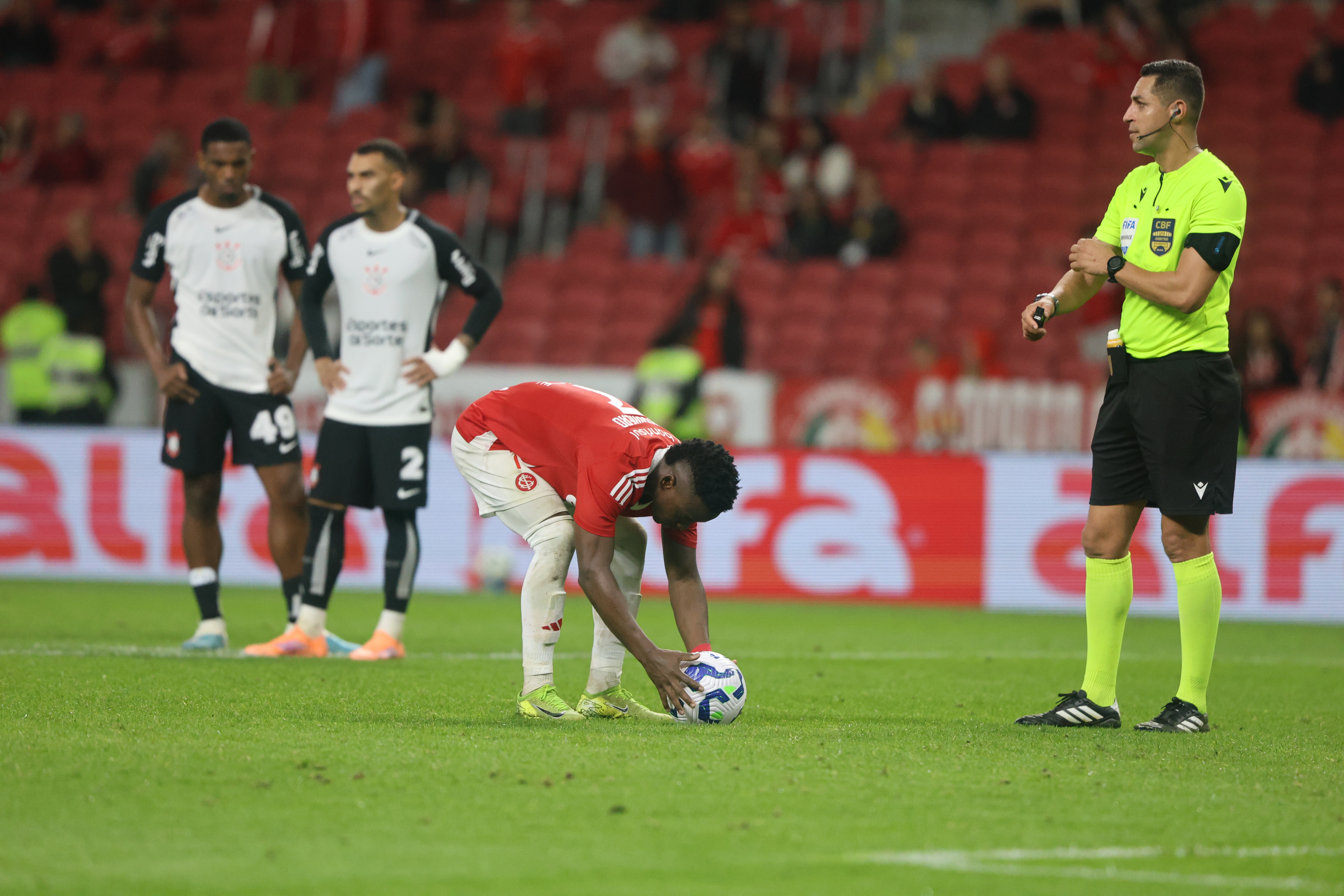 Árbitro menciona protestos do Corinthians sobre pênalti em súmula de partida