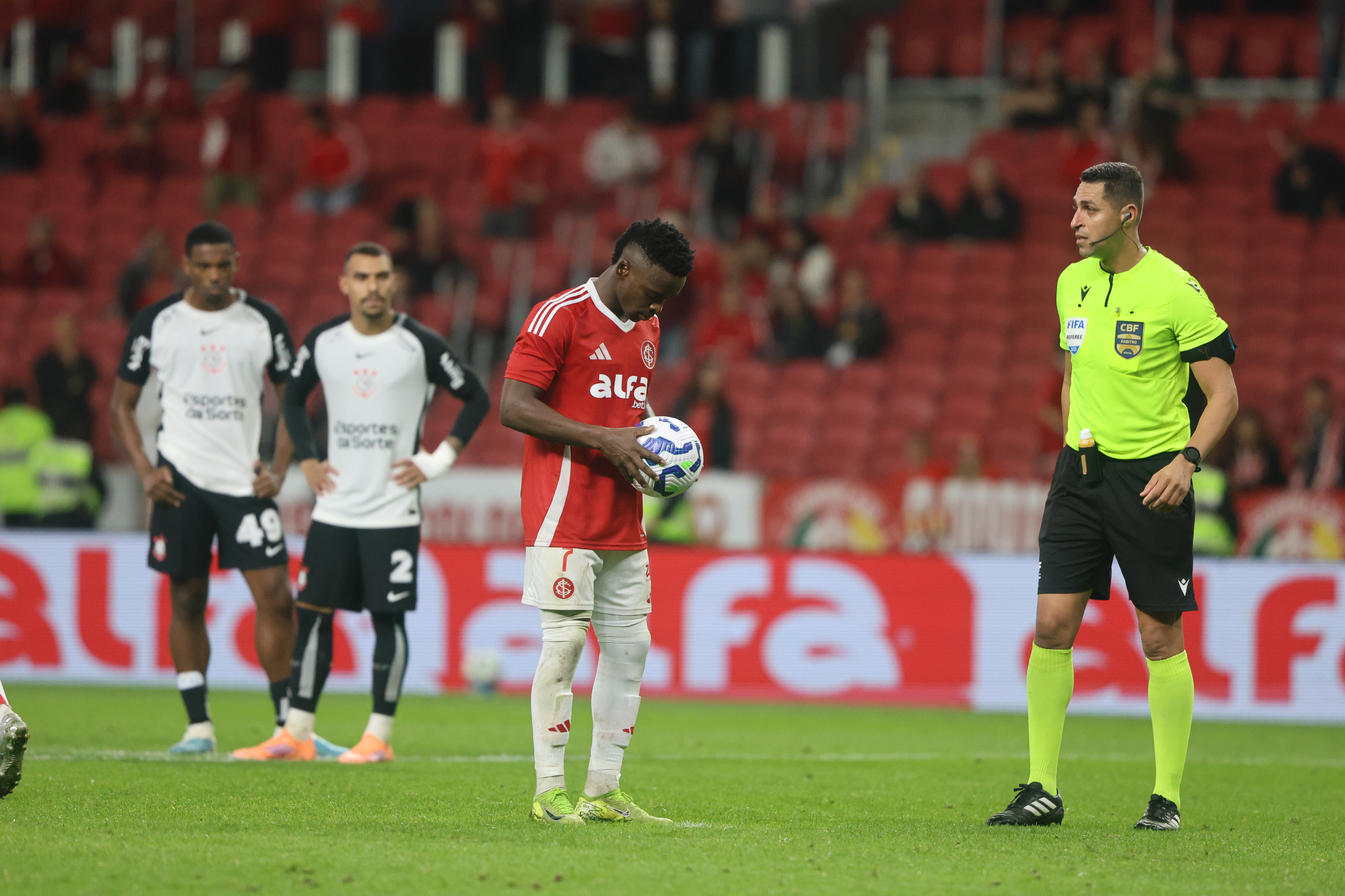 VAR reavalia lance e aponta 