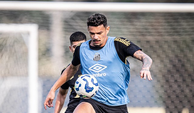 Santos perde Tiquinho Soares para clássico contra o Corinthians