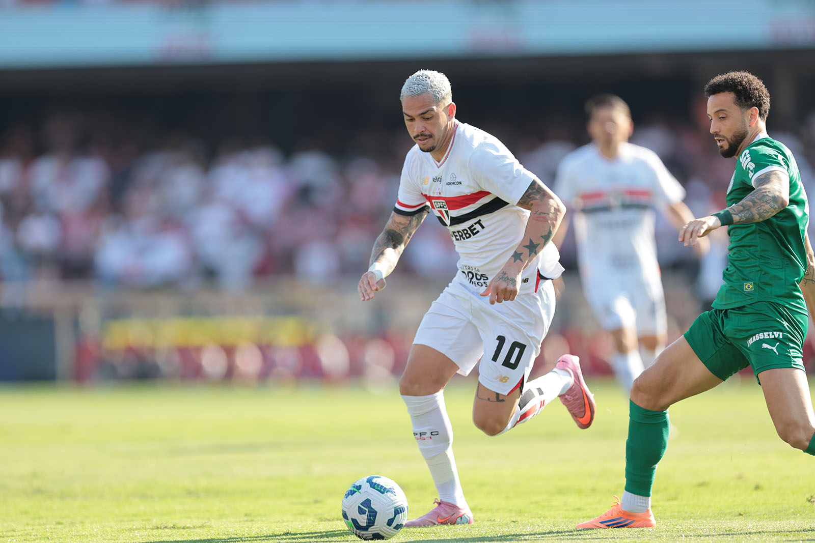 Luciano cola em André Silva em artilharia do ano e mira marca centenária no São Paulo