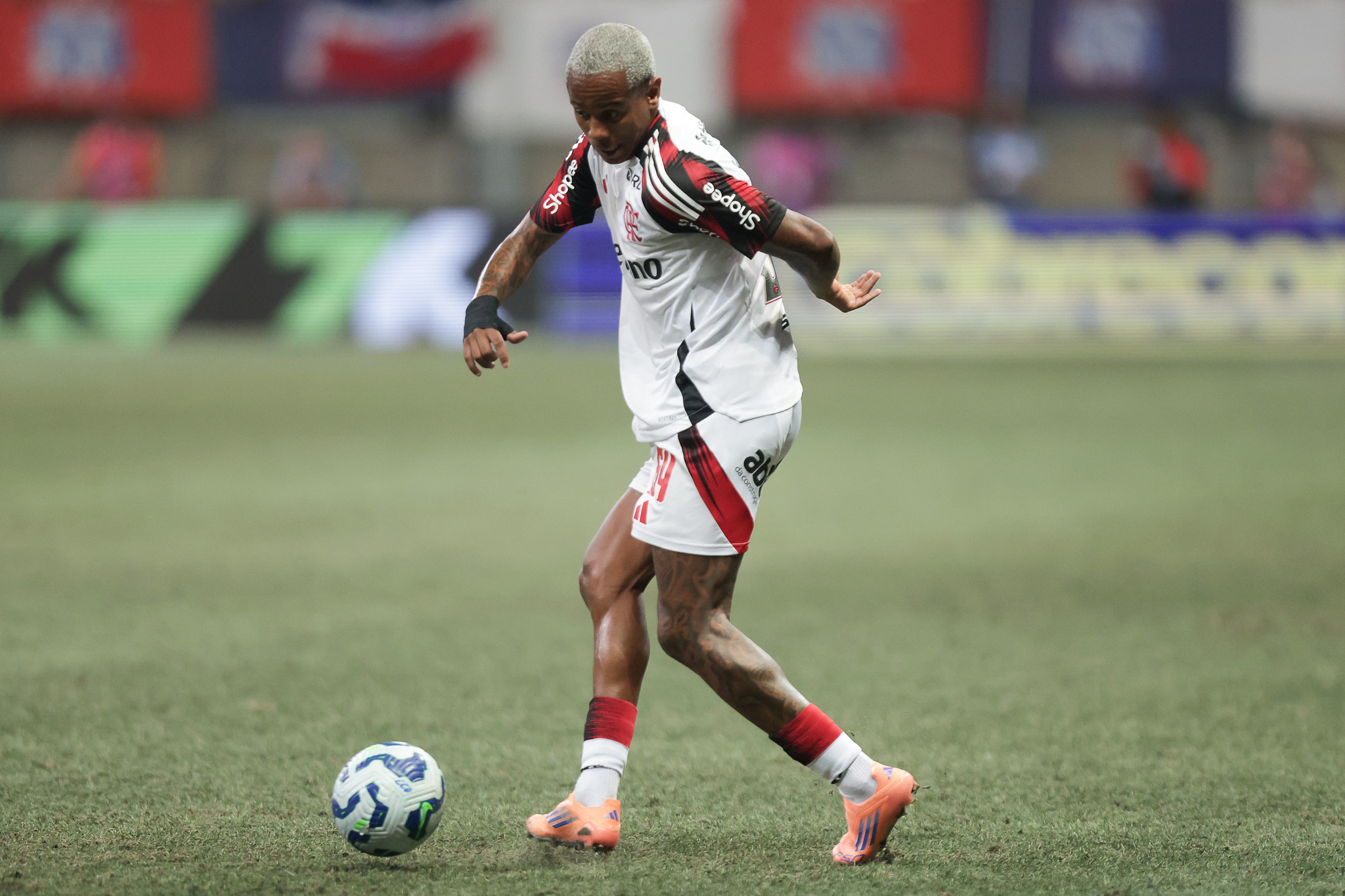 Wallace Yan inicia trabalho com coach após expulsão no jogo contra o Bahia
