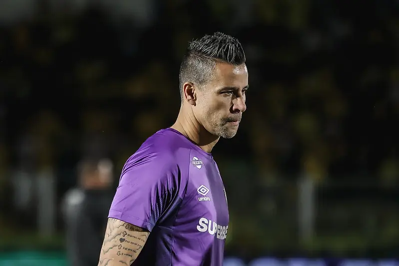 Goleiro Fábio em ação pelo Fluminense contra o Mirassol.