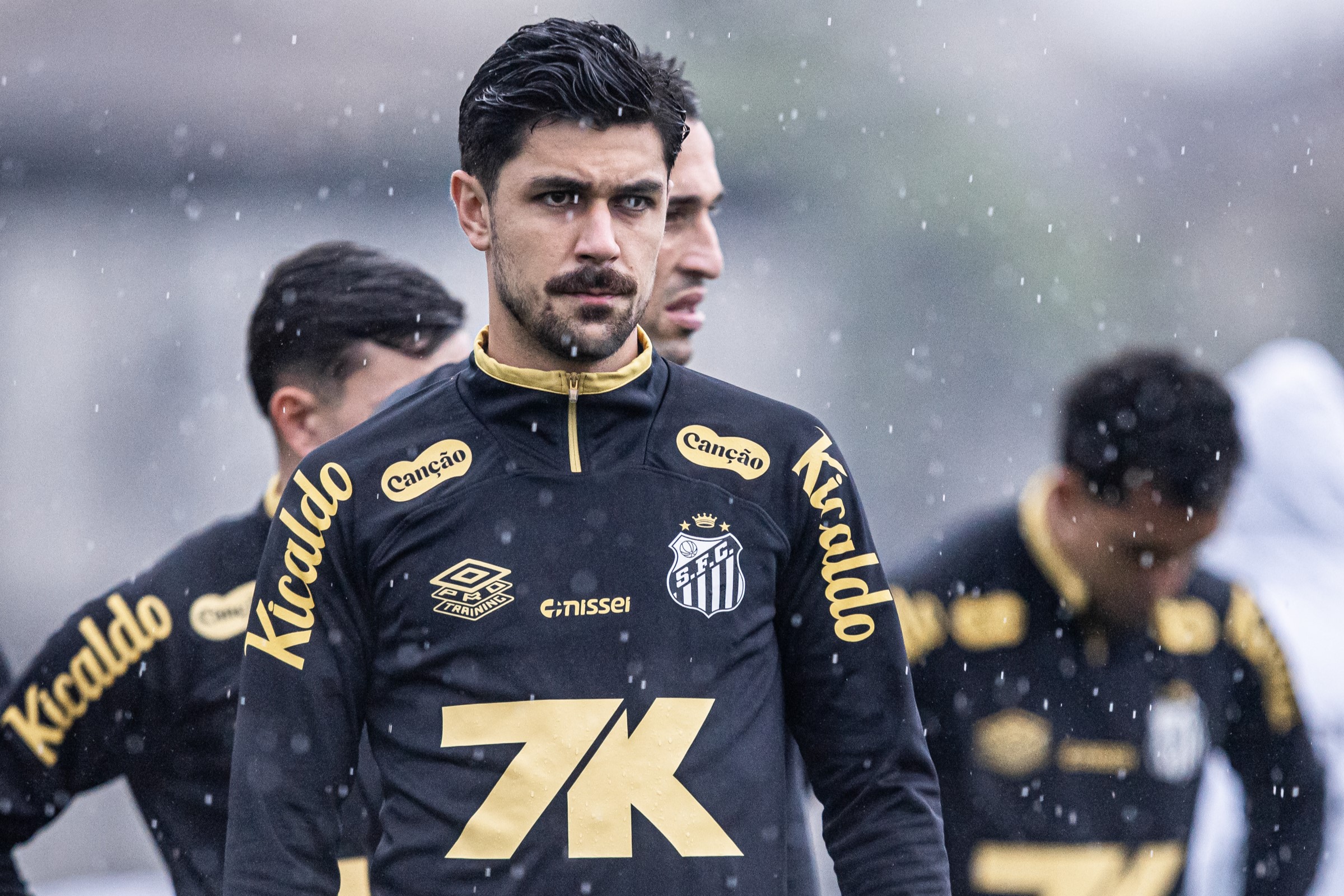 Zagueiro vai de titular a reserva esquecido no Santos após chegada de Vojvoda