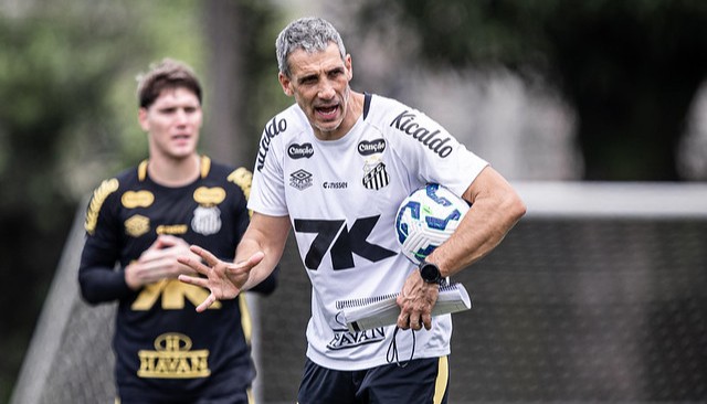 Meio-campo do Santos em xeque: Vojvoda avalia alternativas para duelo decisivo contra o Palmeiras