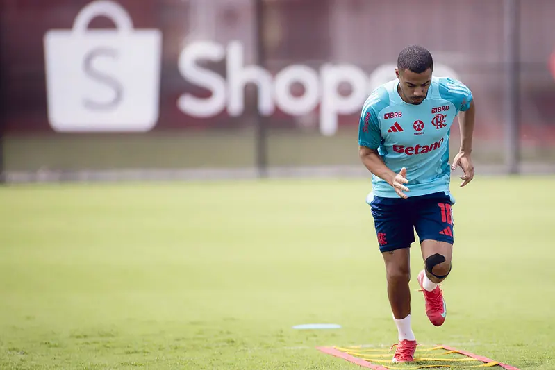 De La Cruz em treino do Flamengo nesta quinta-feira no Ninho do Urubu.