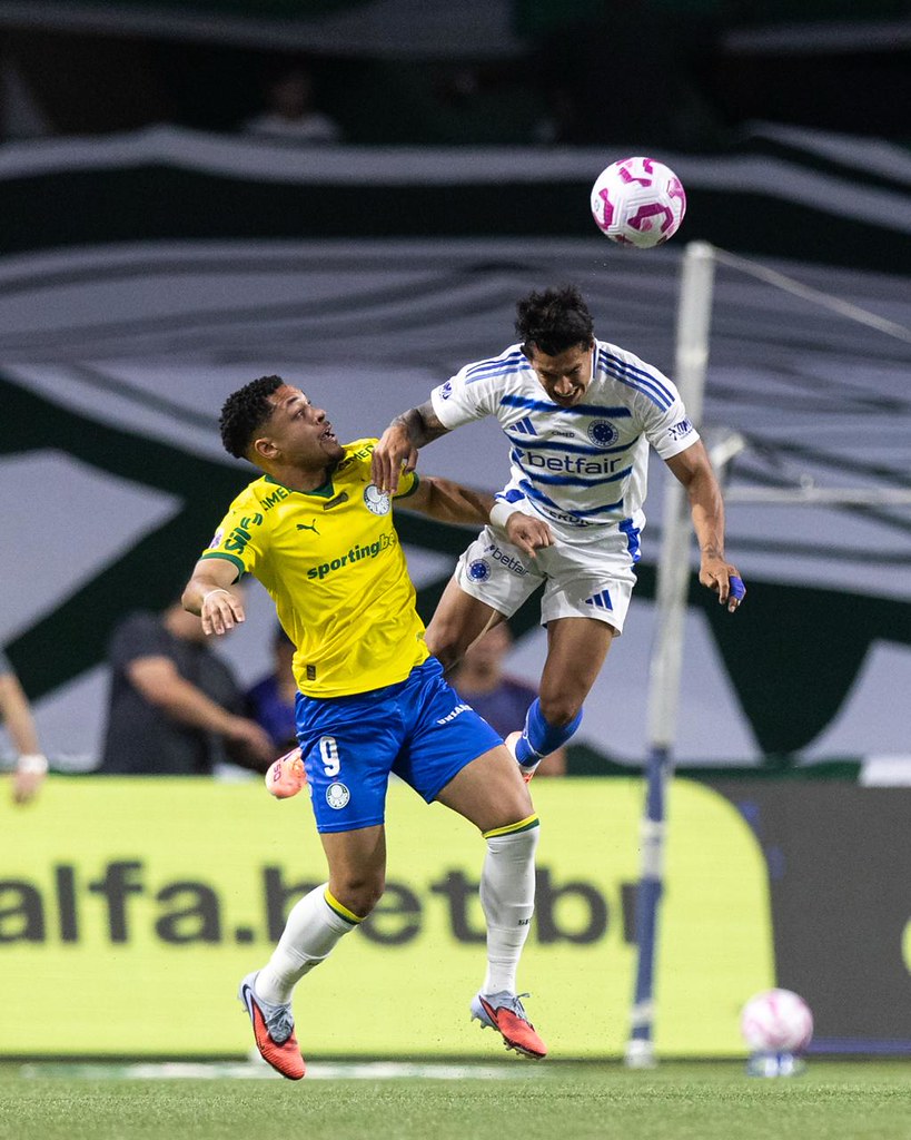 Palmeiras dispara em busca de vitória, enquanto Cruzeiro tenta reagir em duelo decisivo pelo Brasileirão