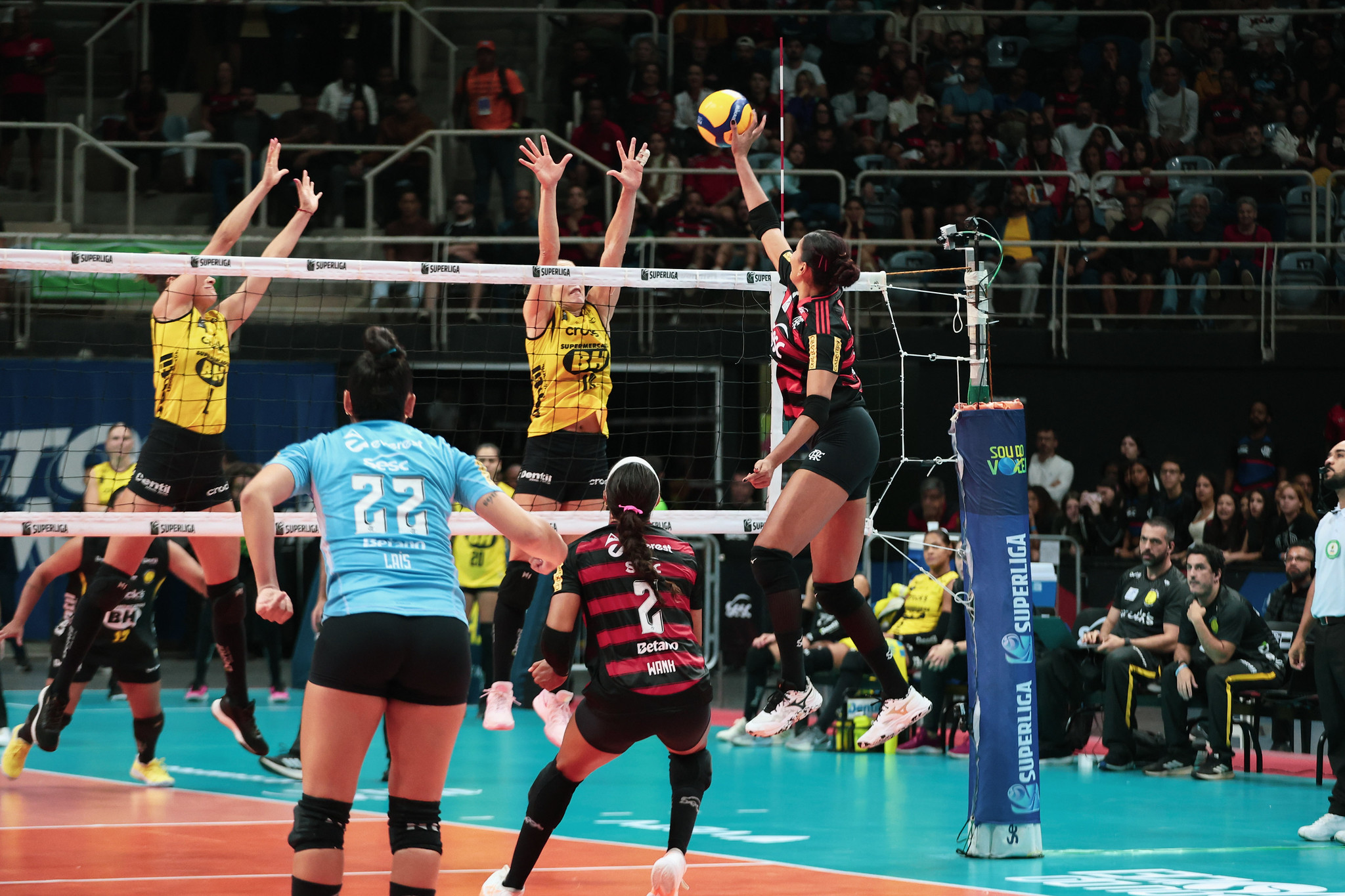 Flamengo supera Praia Clube e mantém desempenho impecável na Superliga feminina de vôlei