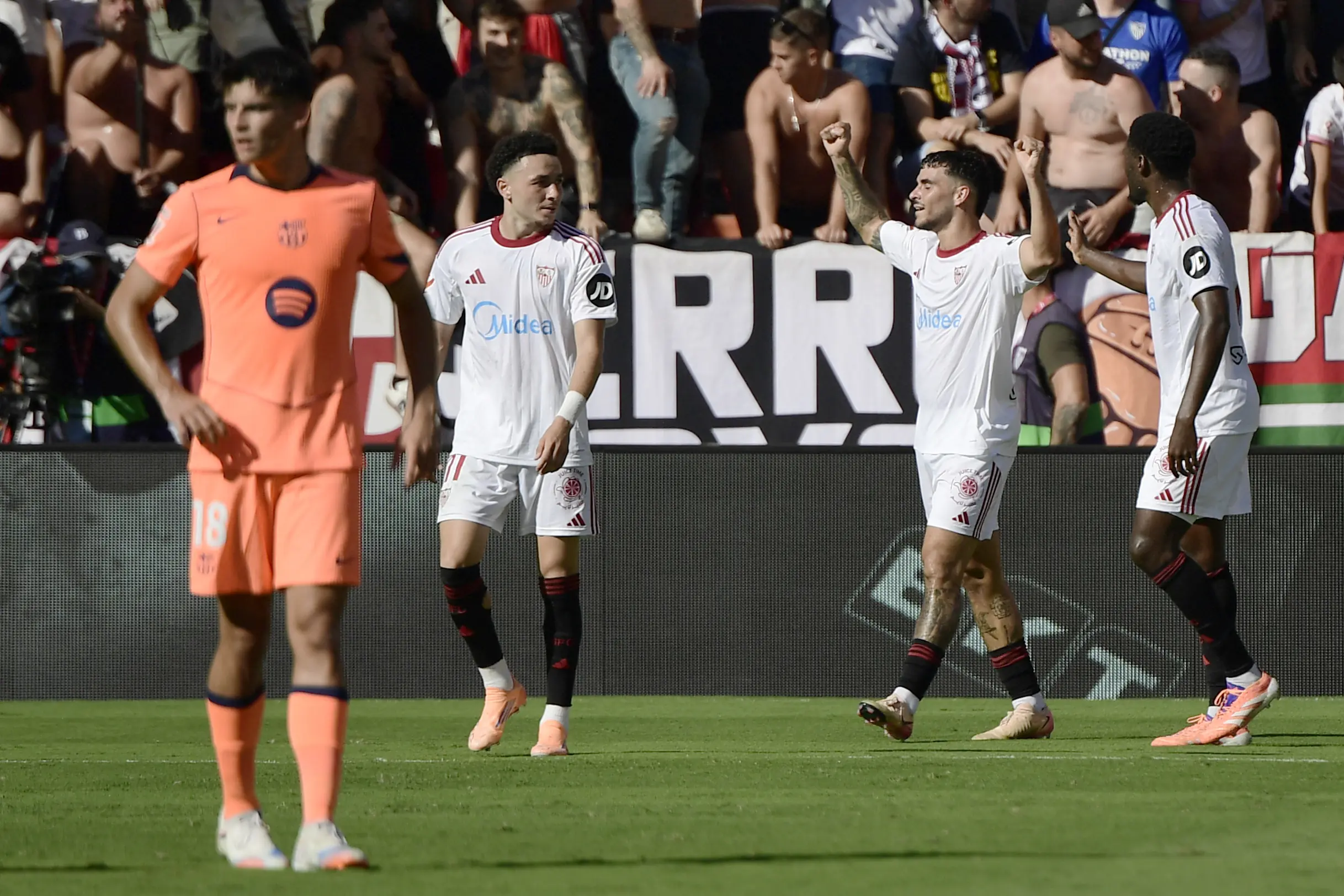 Barcelona é goleado pelo Sevilla e perde a liderança do Campeonato Espanhol