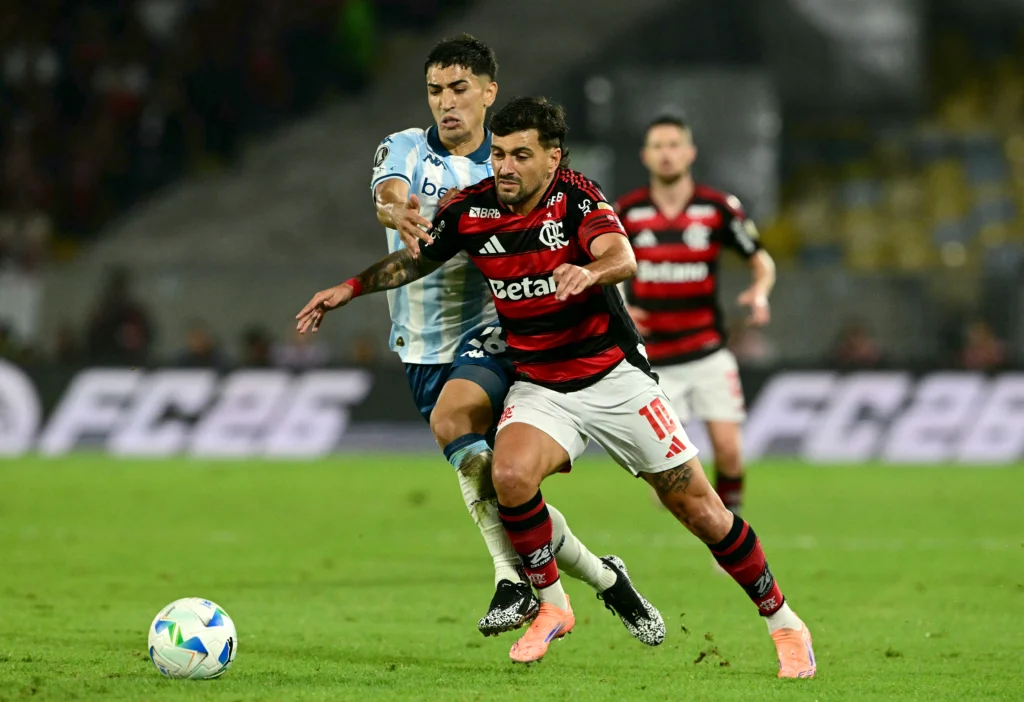 Flamengo desafia Racing em semifinal da Libertadores: fotos revelam a tensão do confronto
