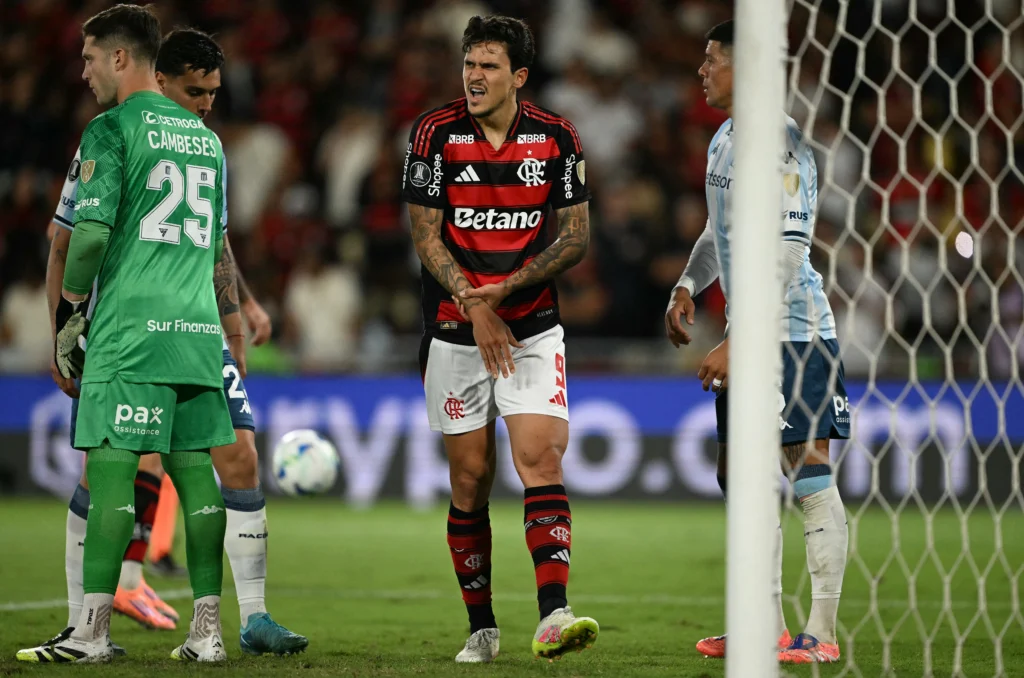 Pedro fratura o antebraço e pode desfalcar o Flamengo na semifinal da Libertadores