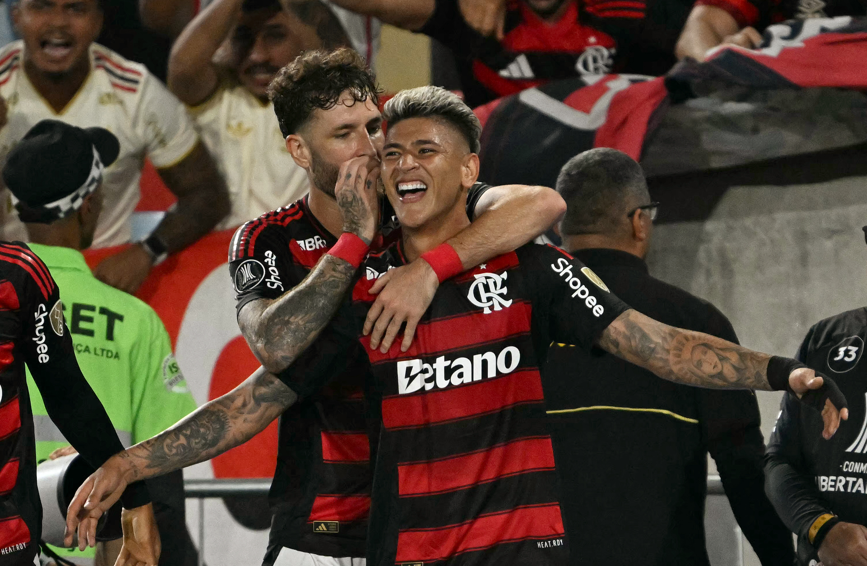 Flamengo reage com pressão intensa e garante vitória dramática sobre o Racing na reta final