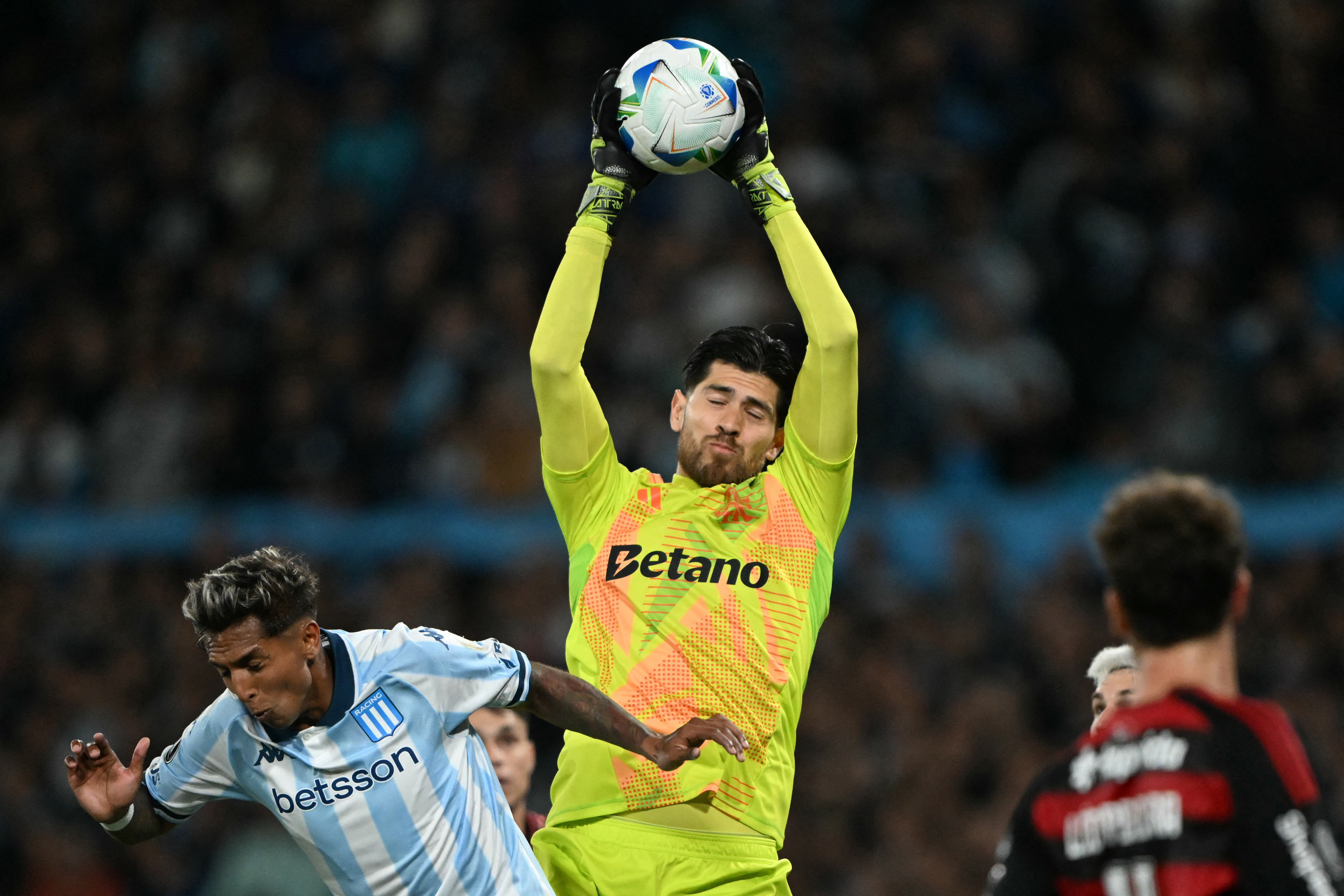 Flamengo brilha na defesa e se destaca na classificação contra o Racing; números impressionam!