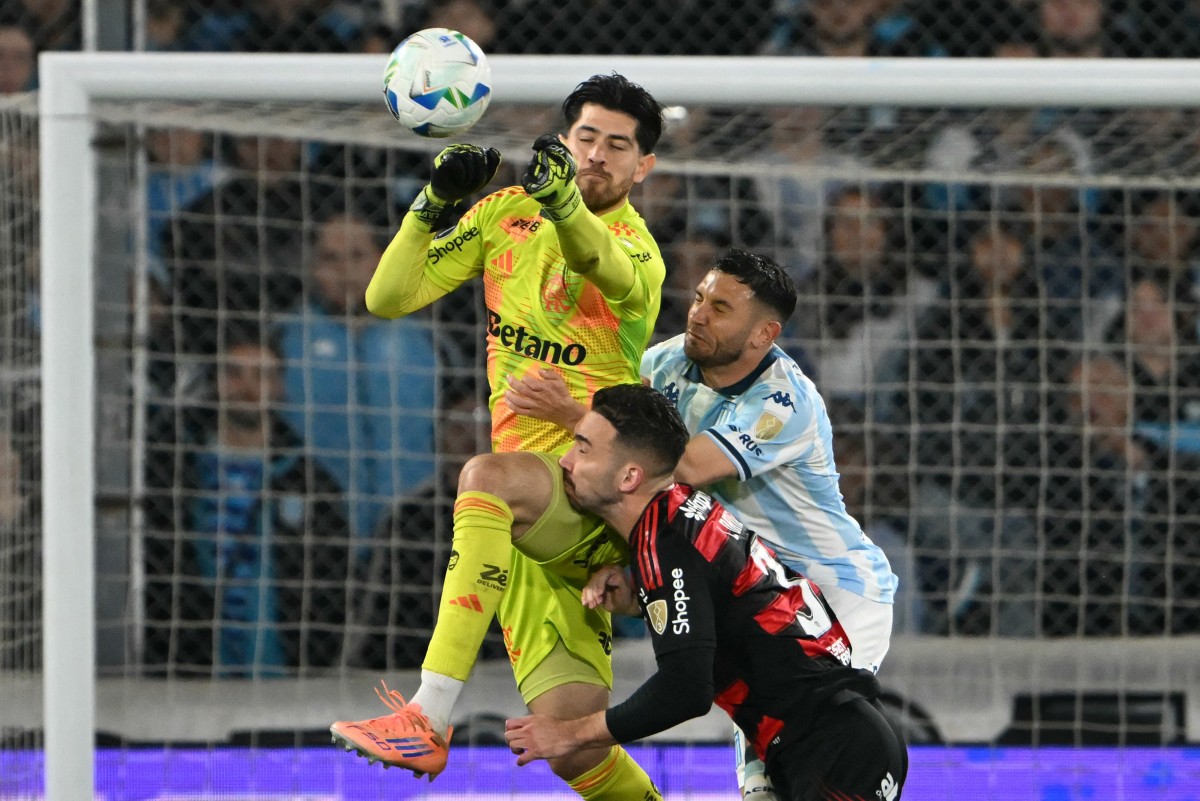 Agustín Rossi brilha no Flamengo, com defesas decisivas que garantem a classificação em jogo emocionante