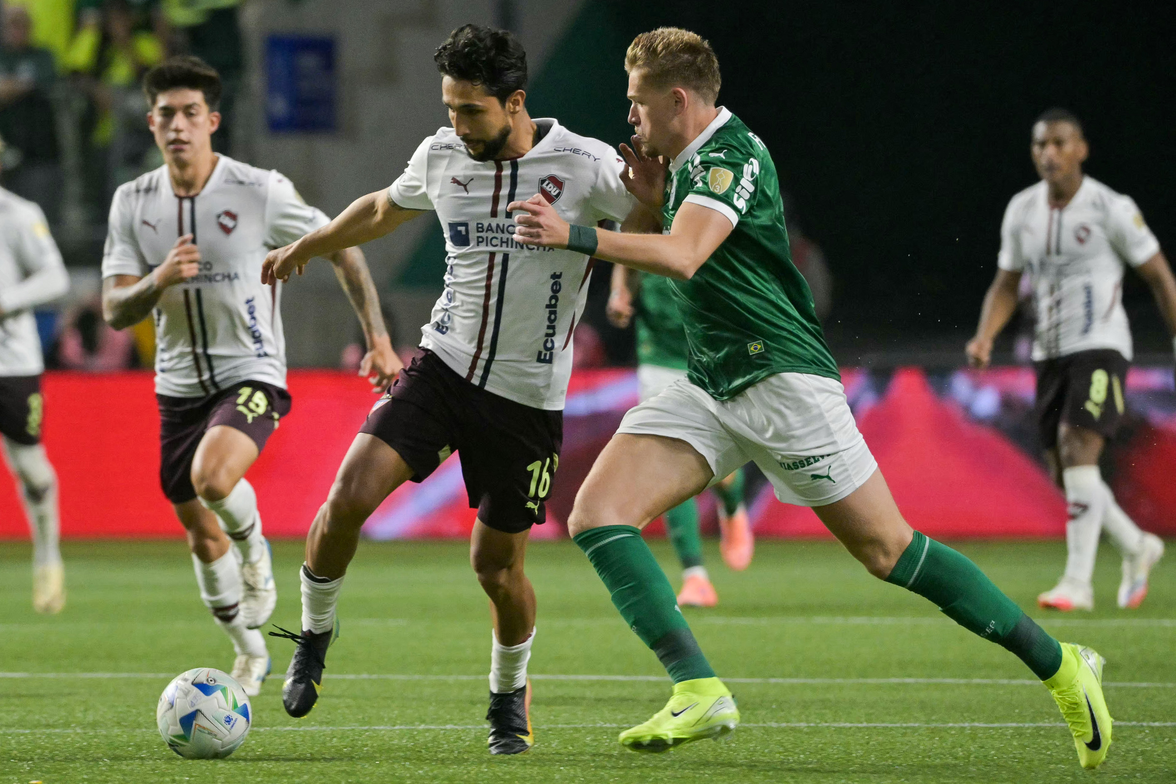 Bruno Fuchs brilha e Palmeiras desafia limites em noite histórica da Libertadores