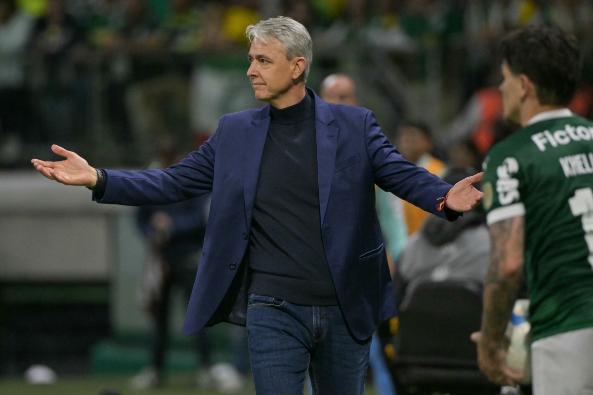 Tiago Nunes dispara críticas à soberba do Palmeiras e compara gramado do Allianz a 