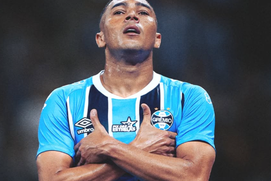 Autor dos dois gols do Grêmio, Carlos Vinícius destaca amadurecimento da equipe