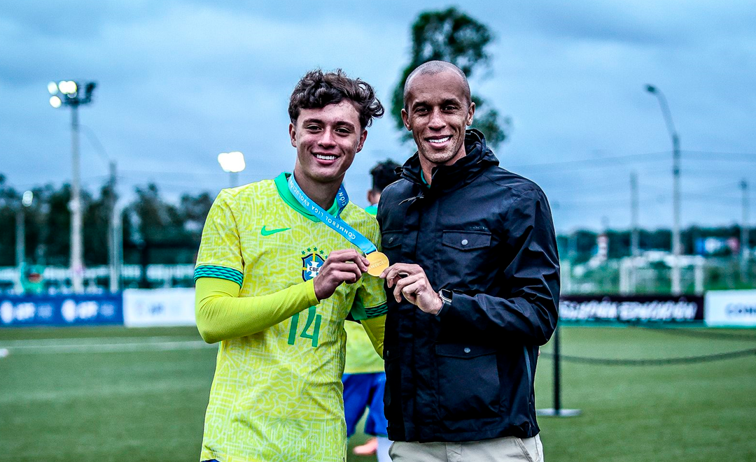 Cria da base do São Paulo, filho de Miranda celebra título com a Seleção sub-15