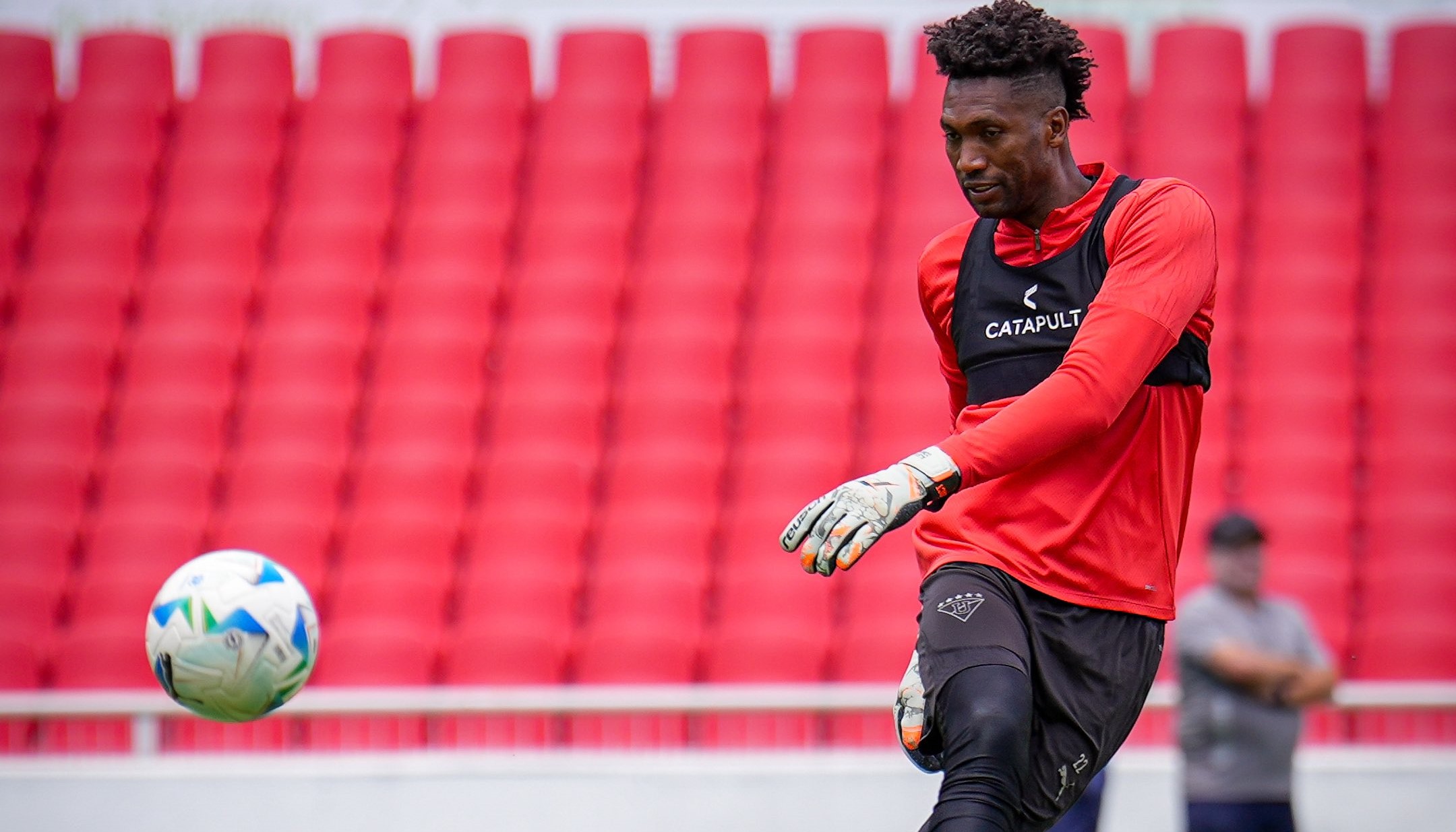 LDU enfrenta Palmeiras com goleiro reserva – o substituto já provou que pode ser decisivo!