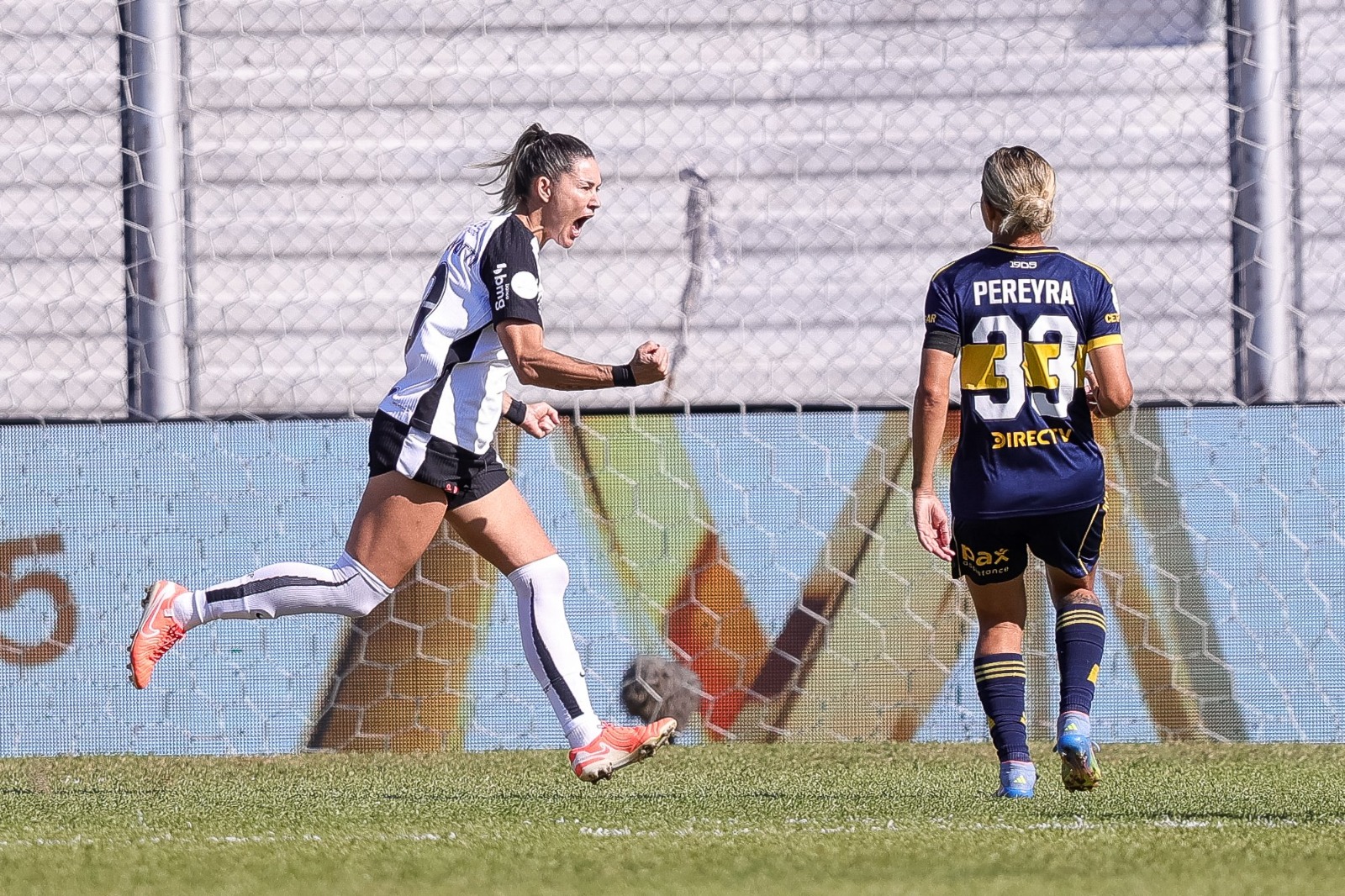 Corinthians avança às semifinais da Libertadores feminina com hat-trick de Gabi Zanotti
