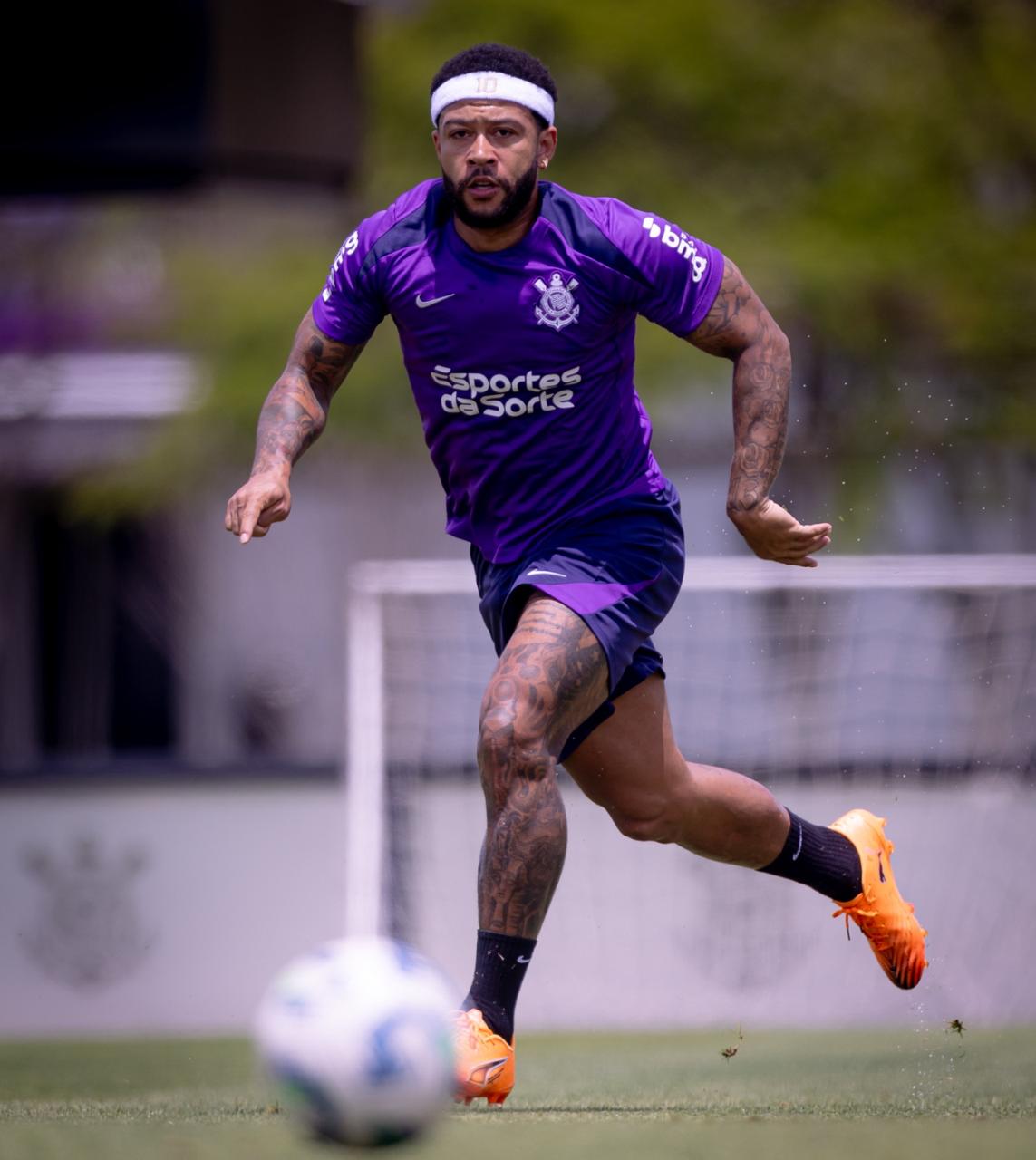 Após contratempos no Rio, Memphis retorna aos treinos com o Corinthians em busca de recuperação