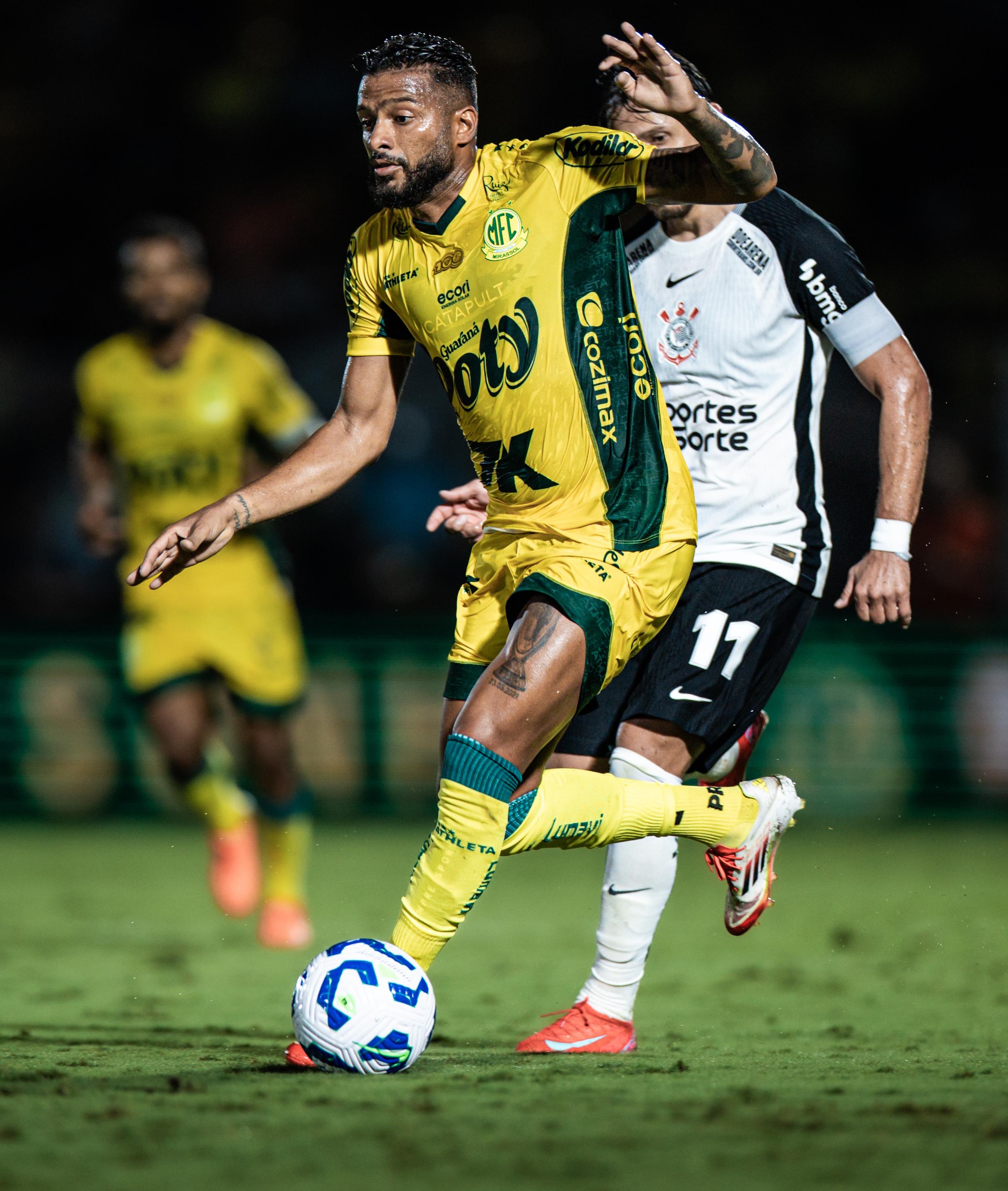 Reinaldo analisa desafio contra o Corinthians e reconhece favoritismo do adversário