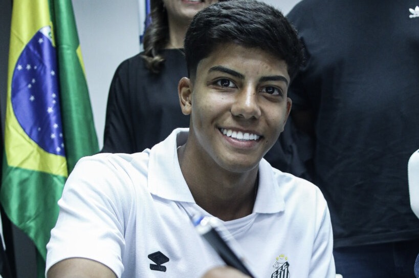 Volante de 16 anos assina contrato profissional com o Santos