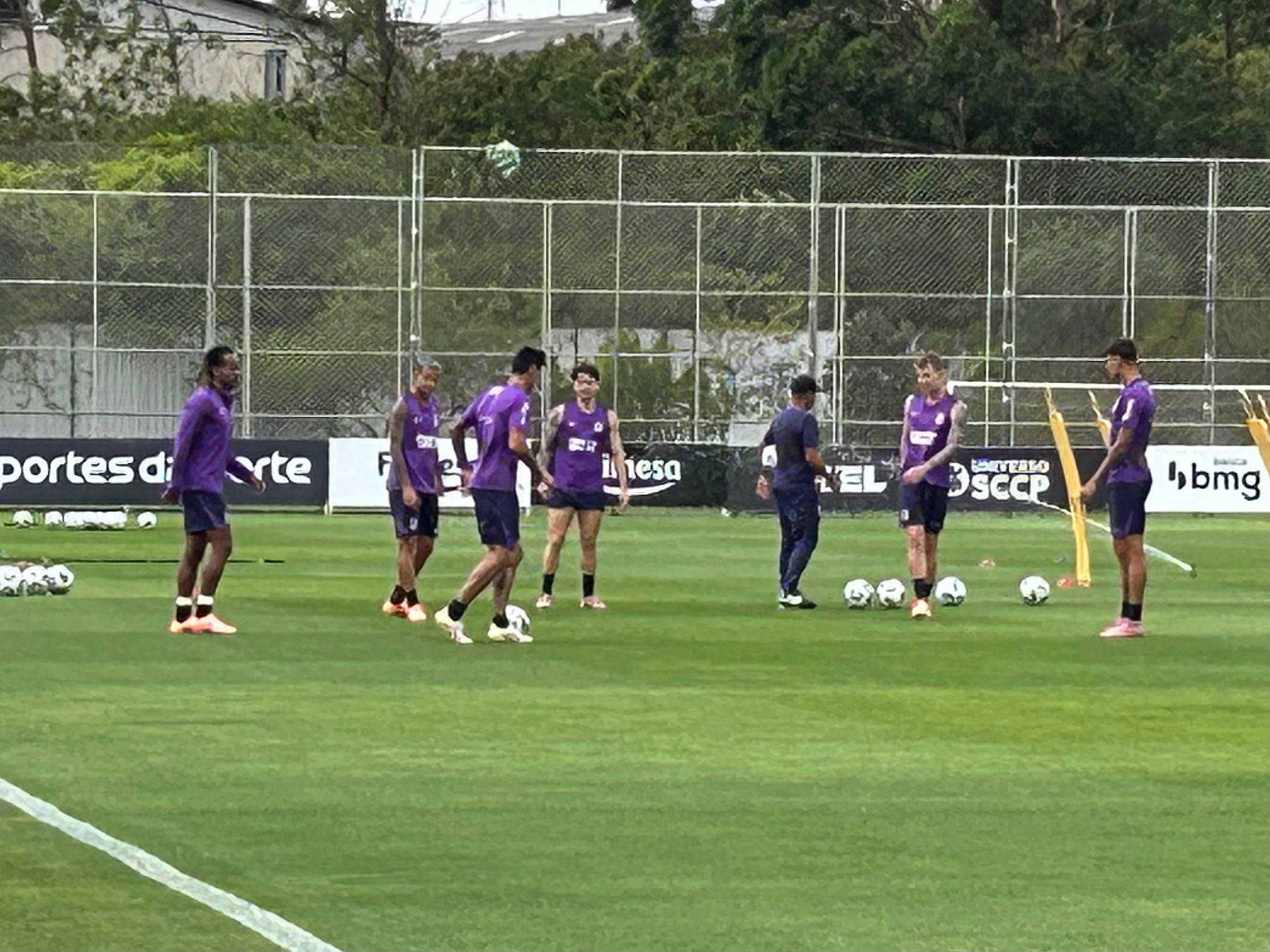 Corinthians testa formação com três jogadores e mantém dúvidas para confronto com Santos