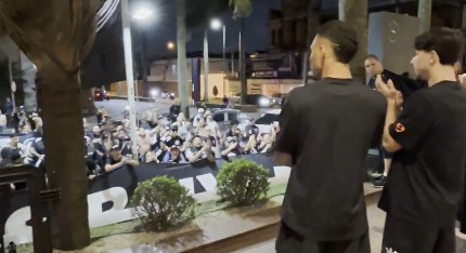Corinthians chega a Santos e é recebido com apoio da torcida na concentração