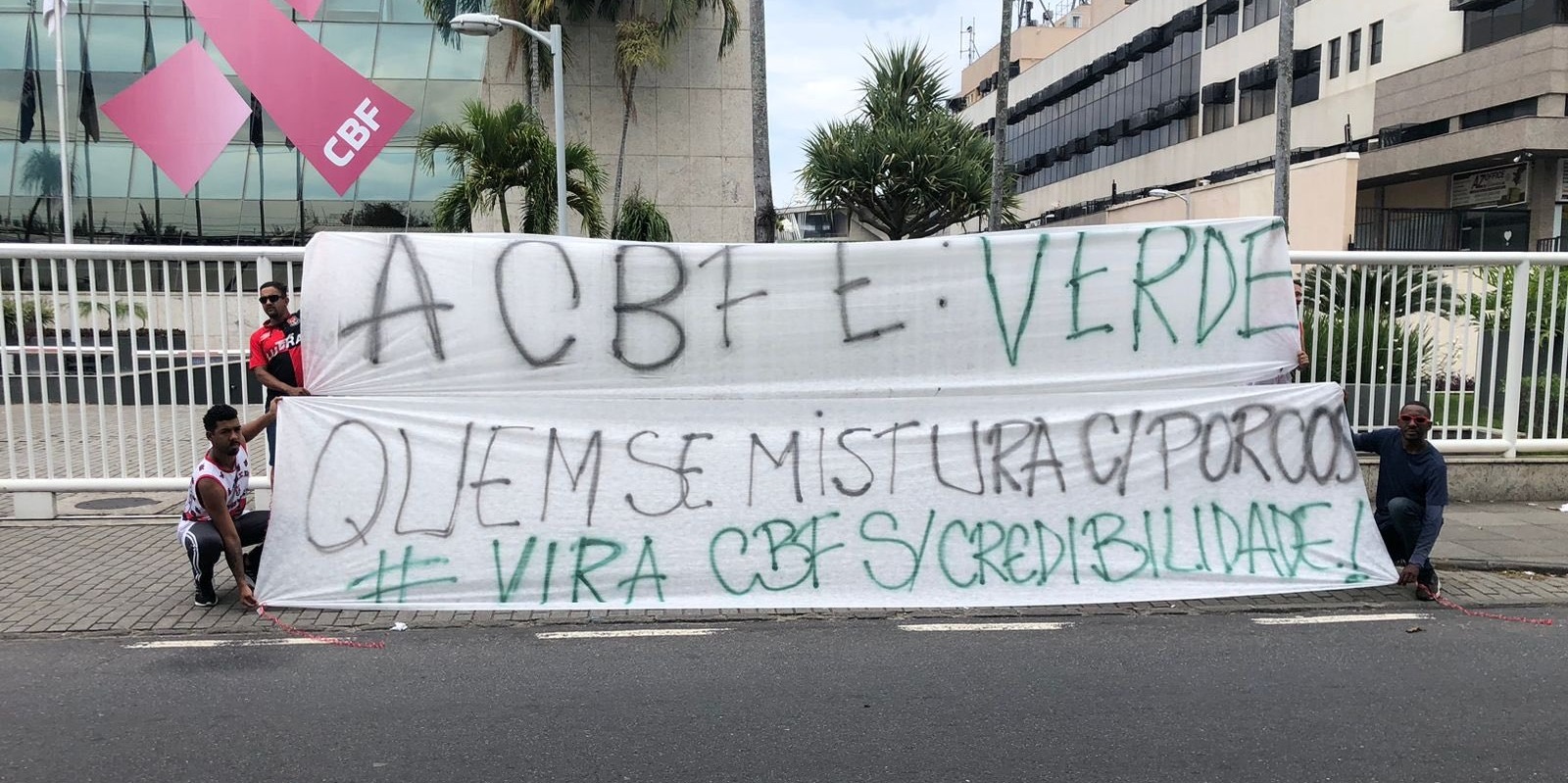 Protesto na CBF! Torcida reclama de favorecimento