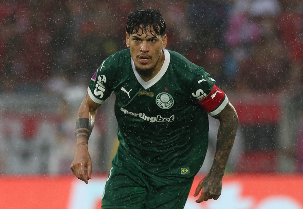 Dupla do Palmeiras denunciada pelo STJD; meia cumpre suspensão de dois jogos e gera polêmica