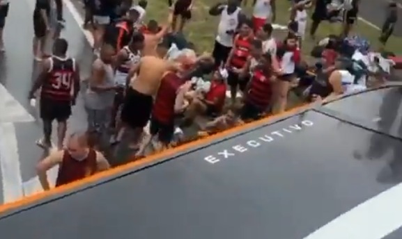 Ônibus de torcedores do Flamengo capota na Dutra; feridos são levados a hospitais na região