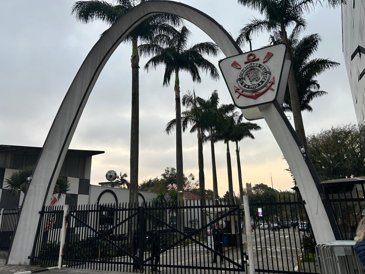 Corinthians, em meio a impasse financeiro, paga 13ª parcela atrasada a funcionários do Parque São Jorge