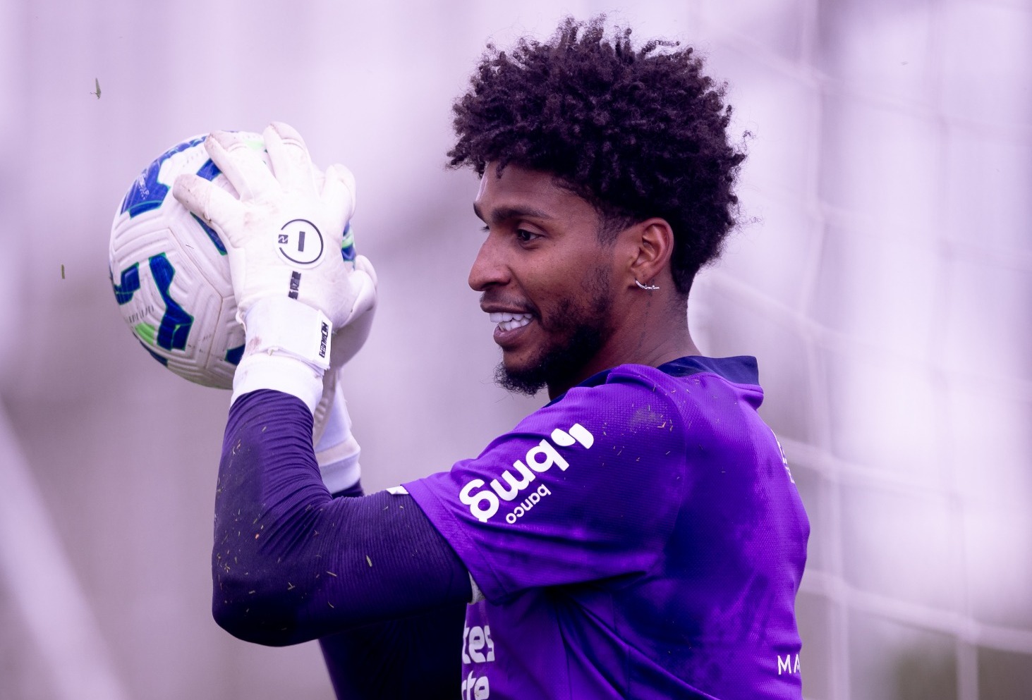 Hugo Souza treina com bola e pode ser o trunfo do Corinthians no duelo decisivo contra o Grêmio