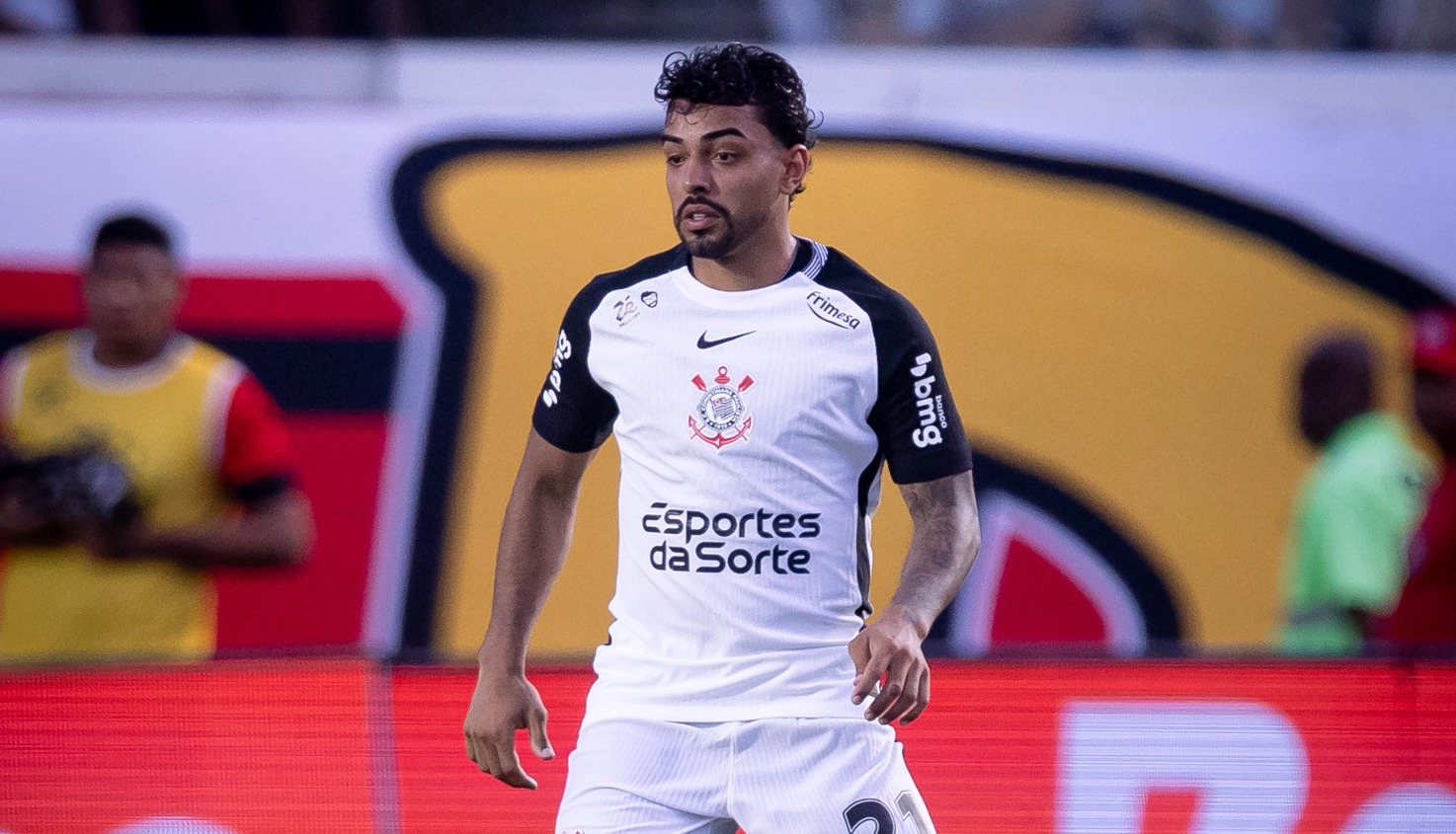 Voando no Timão! Matheus Bidu vive melhor fase no Corinthians e lidera em chances criadas no Brasileirão