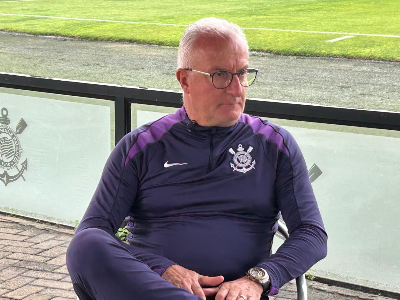 Tudo certo? Dorival Júnior revela bastidores da relação com Memphis Depay no Corinthians