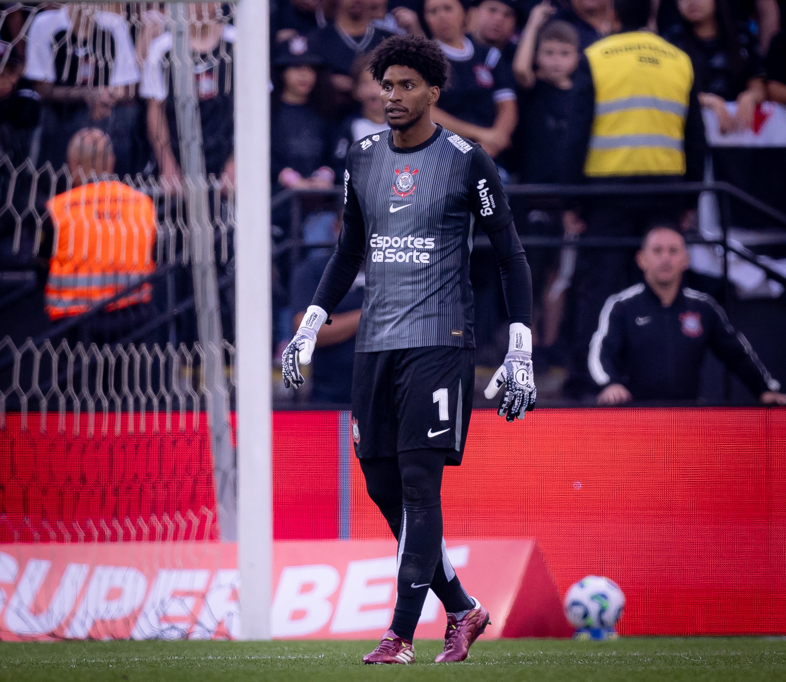 Dupla do Corinthians suspensa por terceiro amarelo em clássico contra o Santos