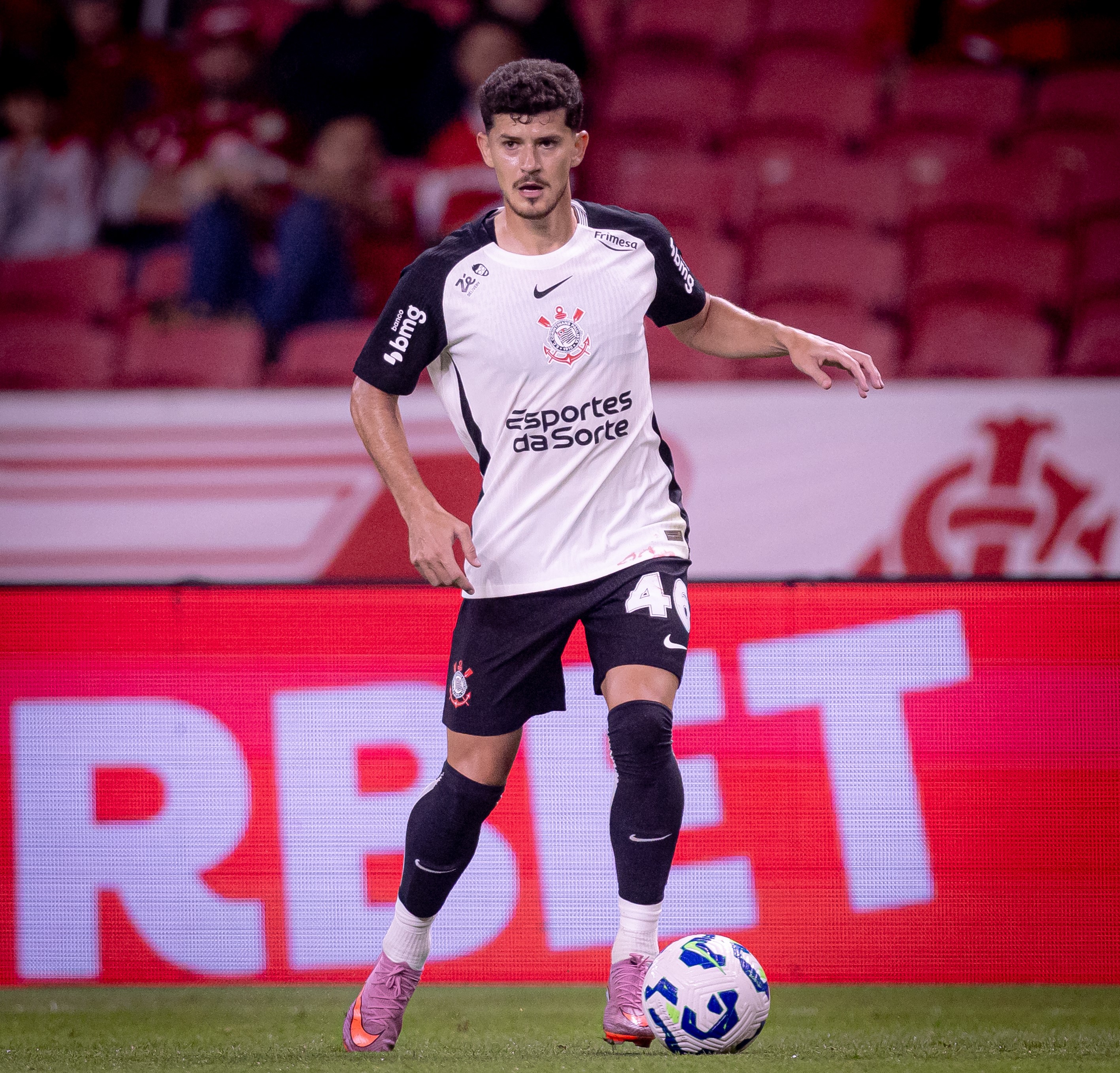JOGANDO BEM? Lateral se destaca por versatilidade e poderá ganhar oportunidade no Corinthians!