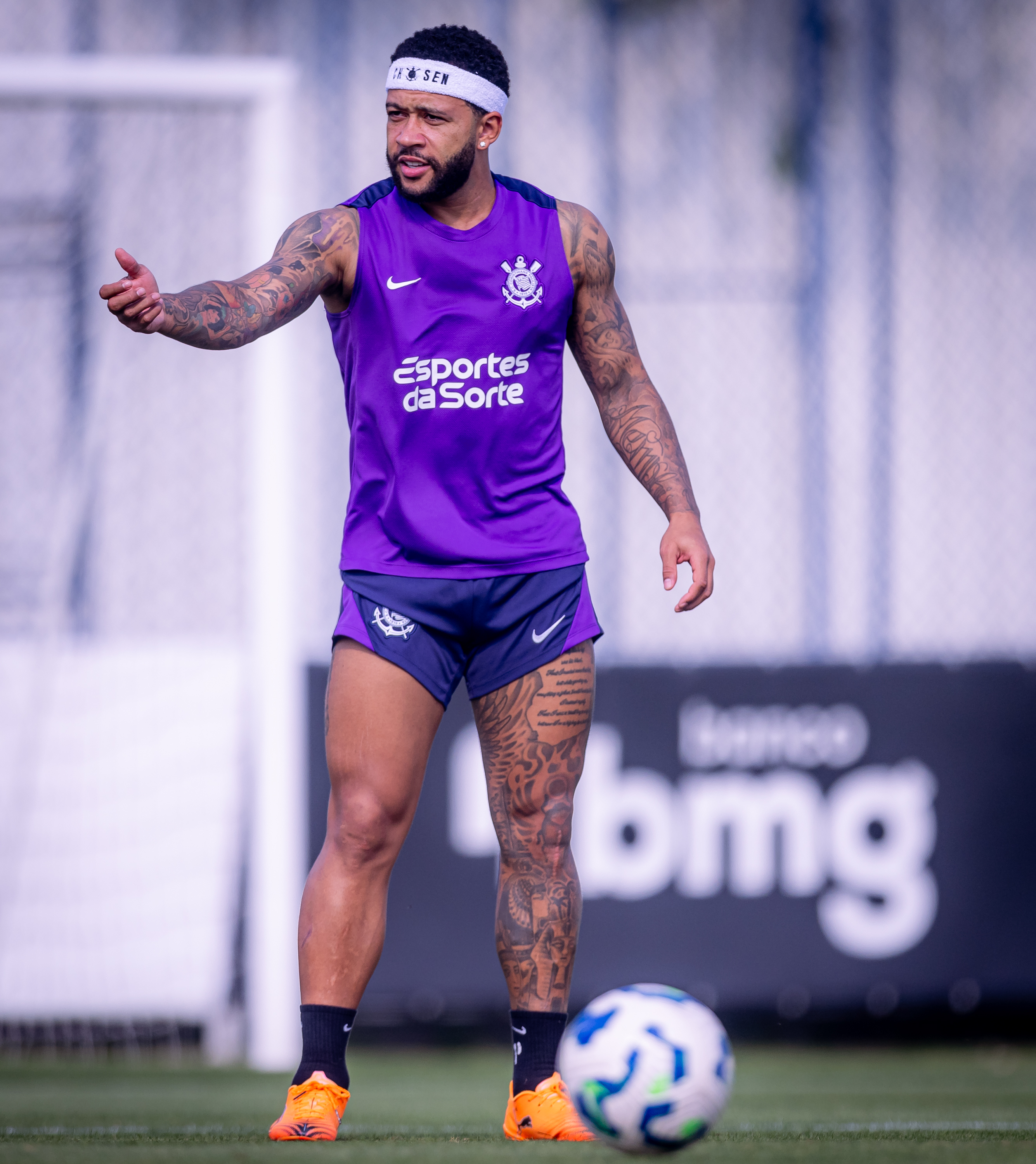 Memphis passa por avaliação e pode ser titular contra o Corinthians no clássico