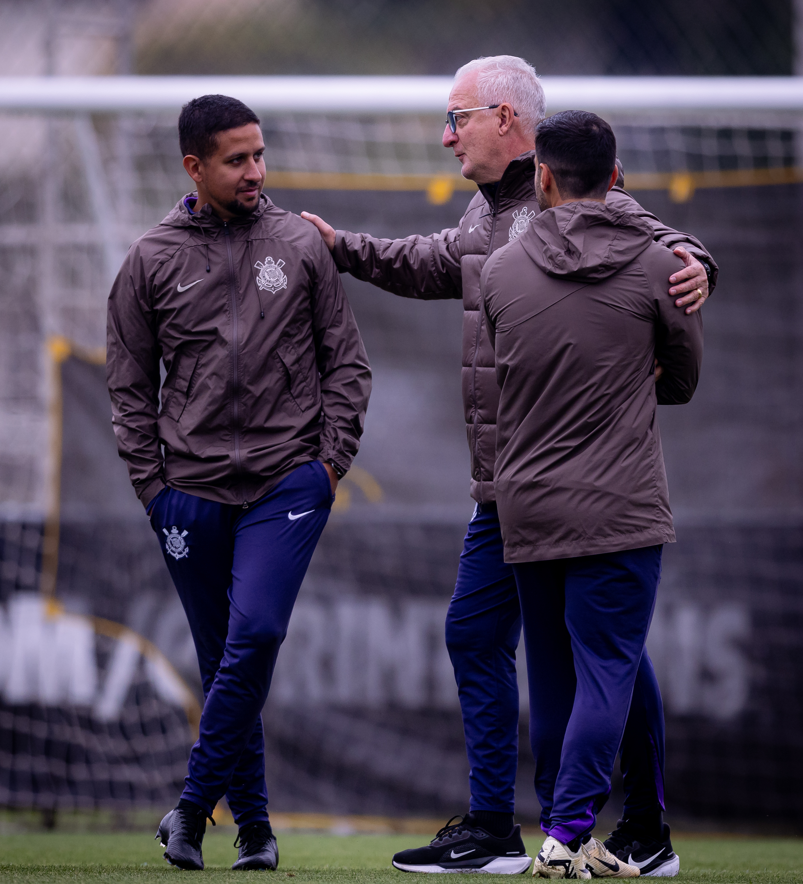 TIMÃO COMPLETO NO CLÁSSICO? Dorival ganha reforços e enfrenta novos desfalques antes do Santos