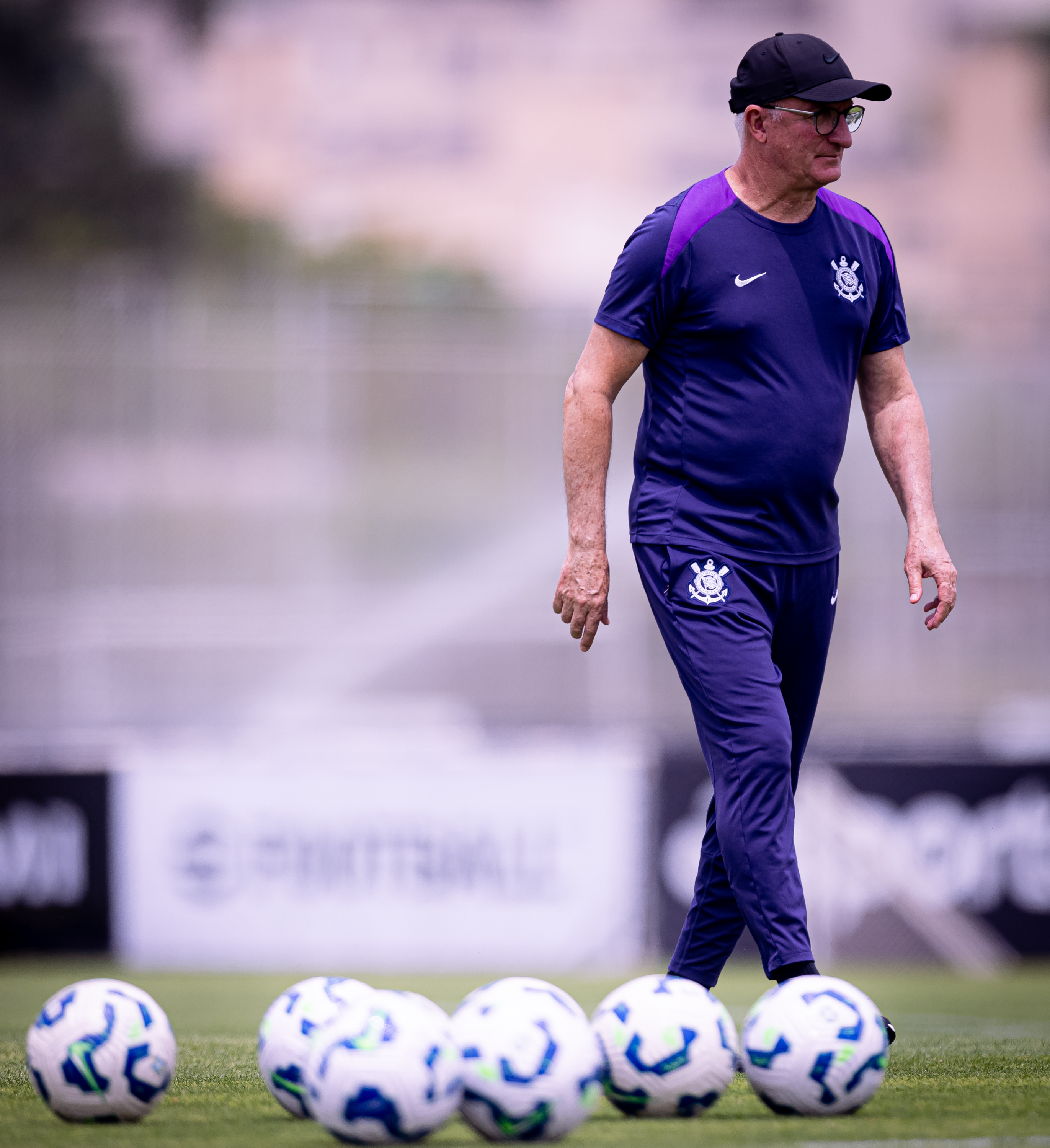 Dorival enfrenta desafios em escalar o Corinthians para duelo contra o Santos