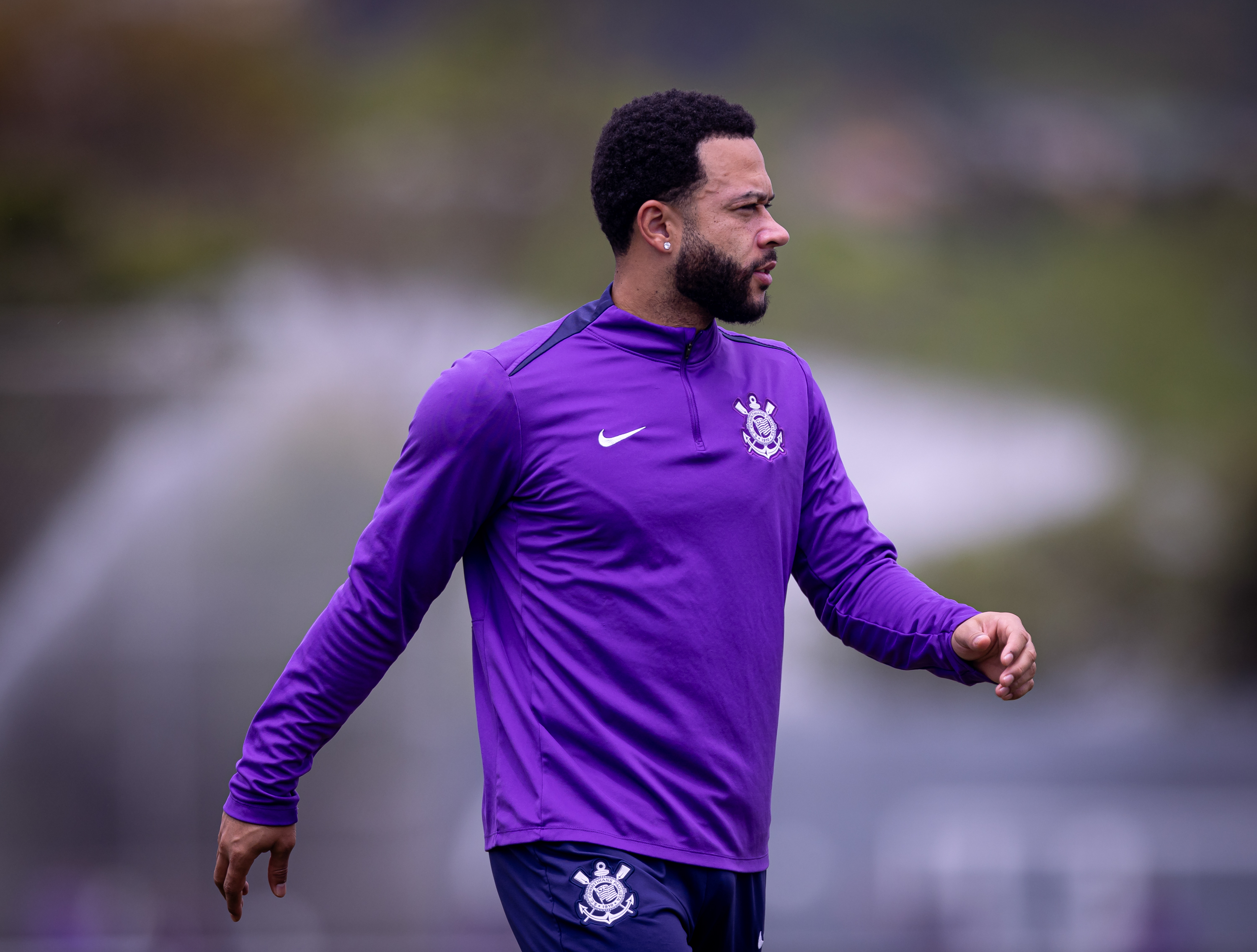 Memphis Depay perde treino; Mau tempo trava helicóptero no Rio.