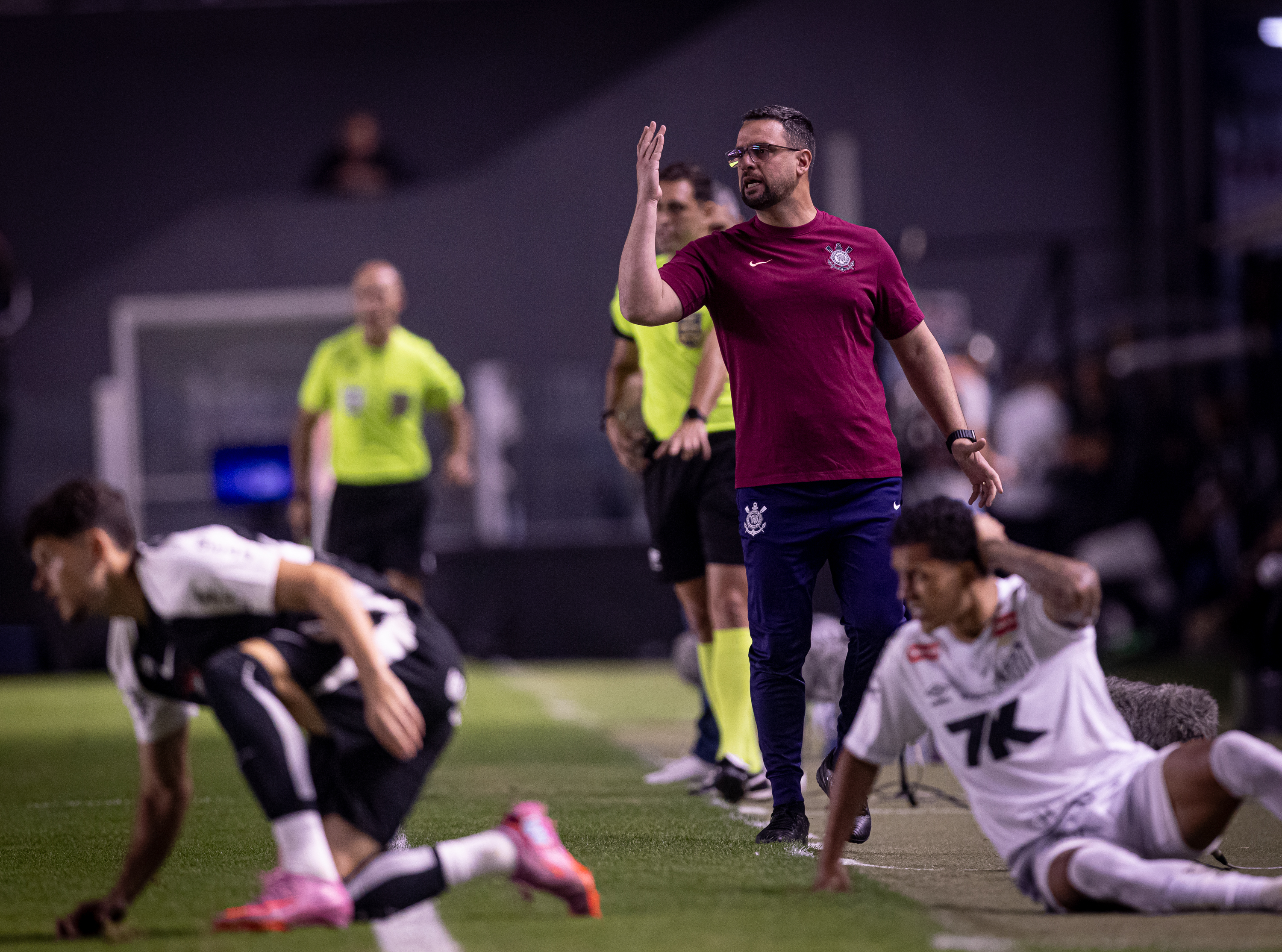 Auxiliar do Corinthians explica aproveitamento de Memphis e Garro no clássico contra o Santos